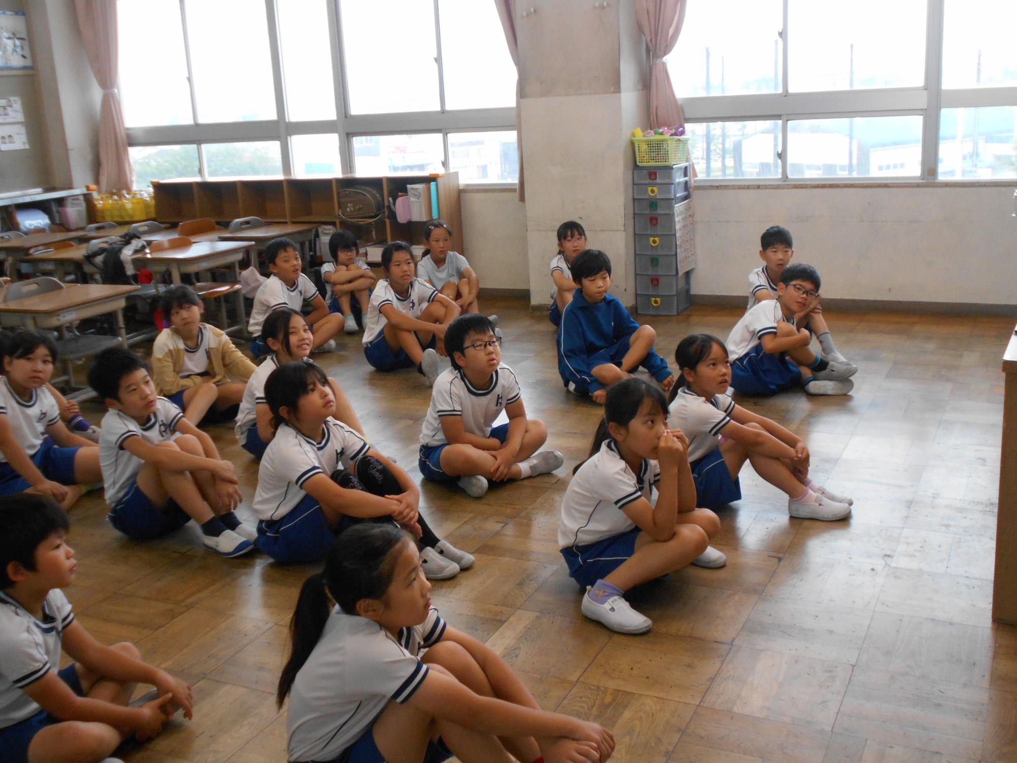 学級全体で本の世界を共有うします。