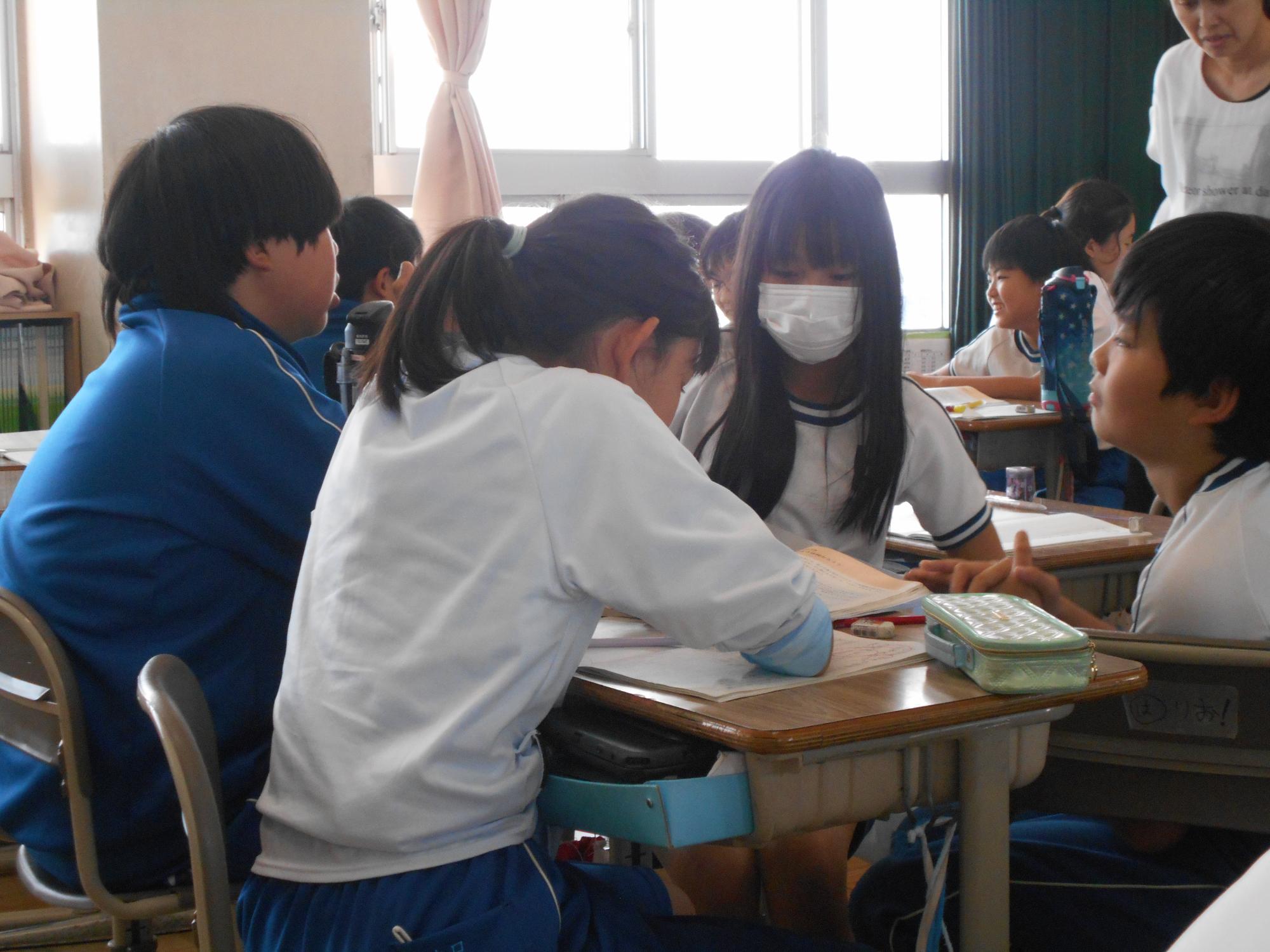 グループで話し合いが始まります。