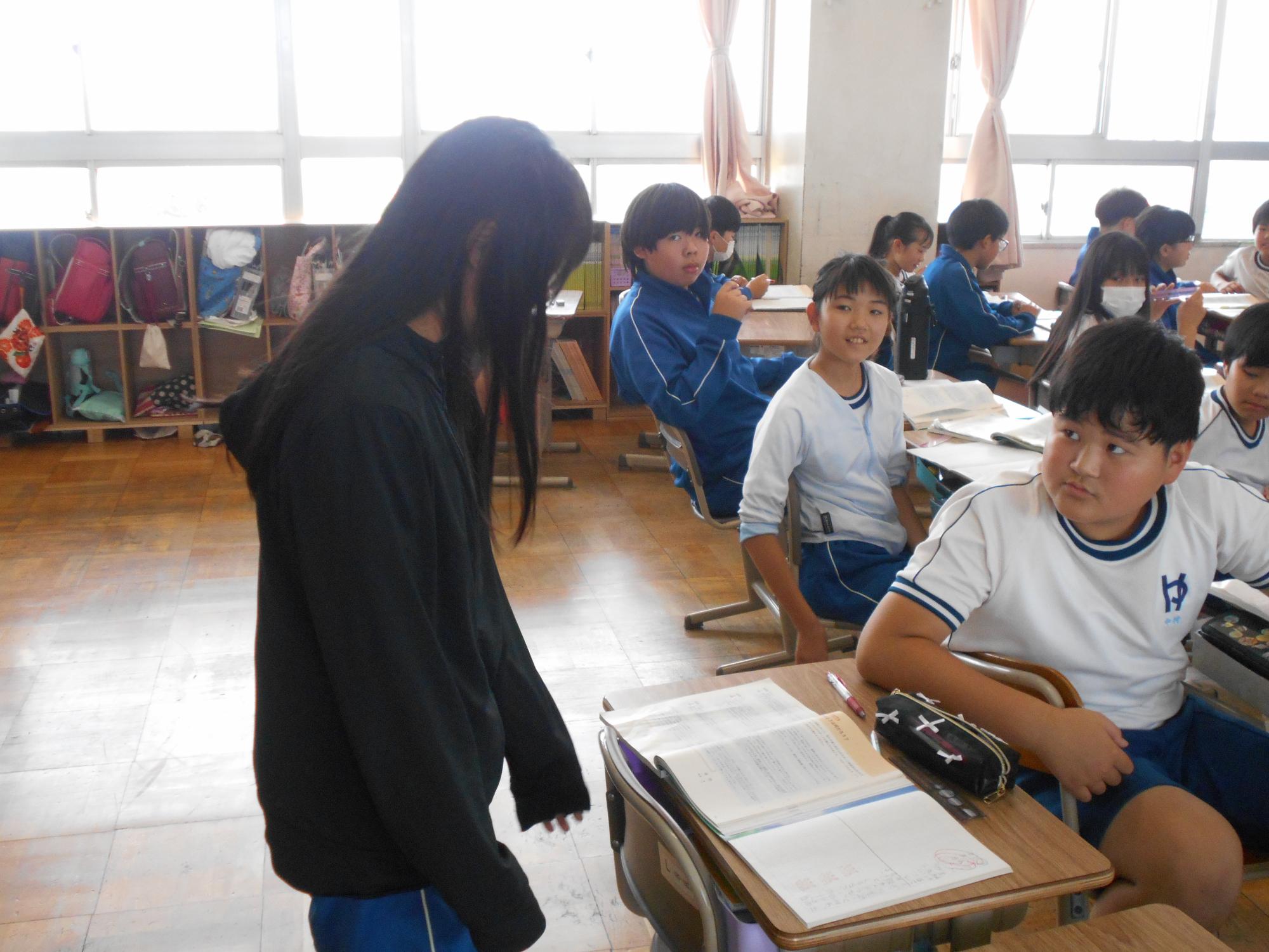 発言者を意識して話を聞きます。