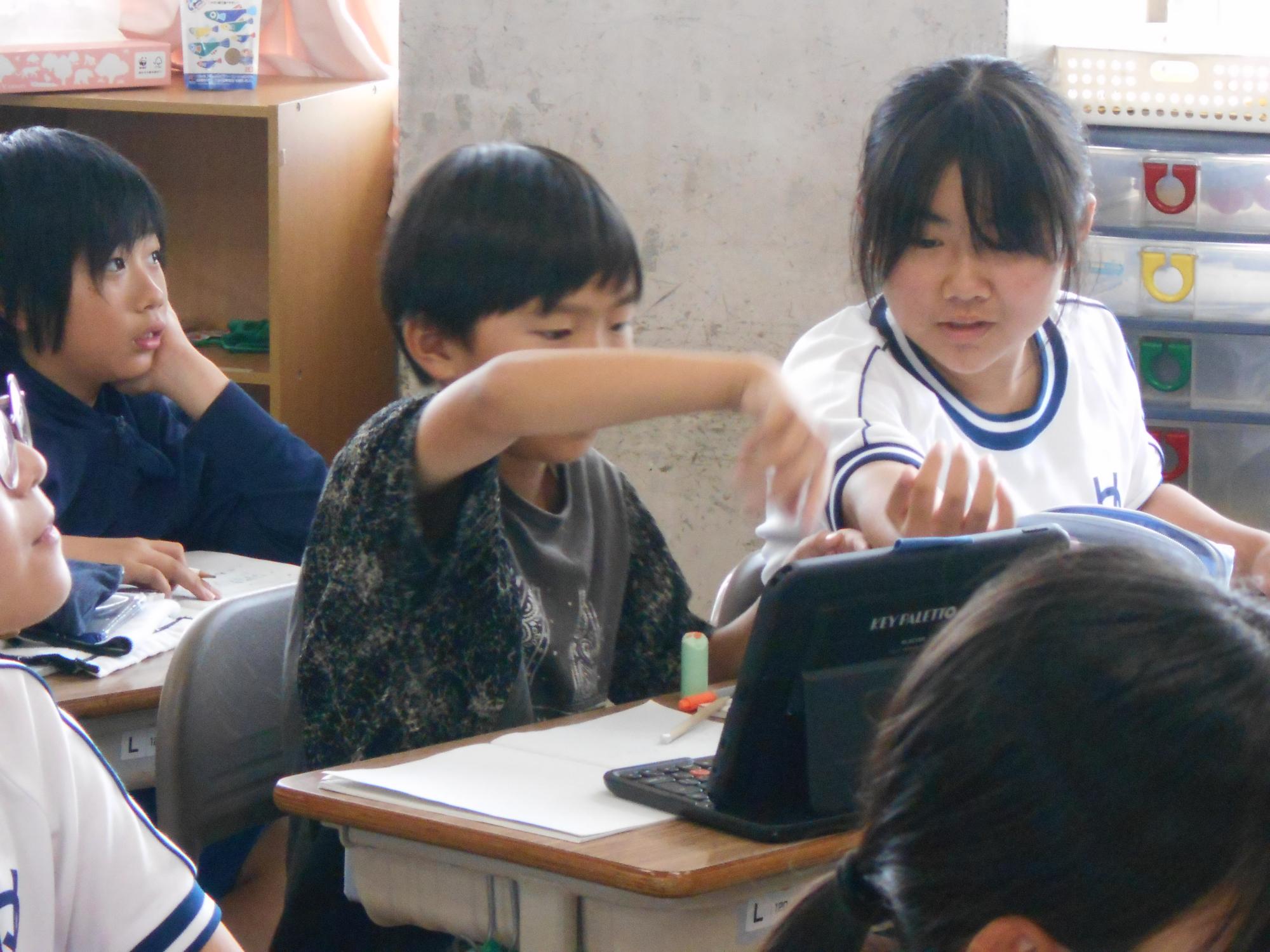 自然とペアで話し合いが始まります。