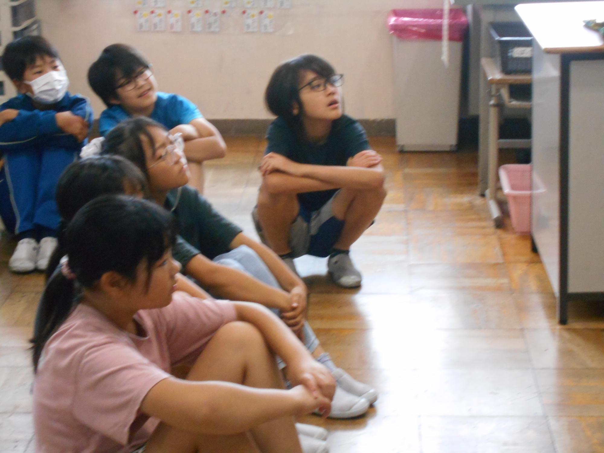 子どもは絵本に釘付けです。
