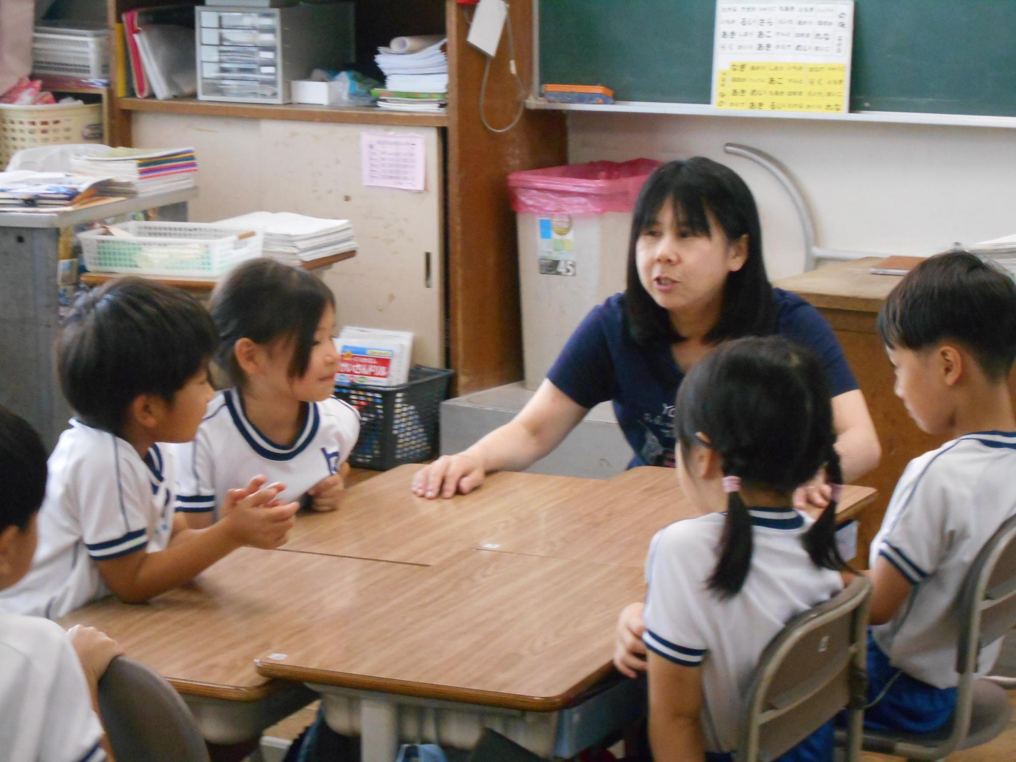 教師が様子を見守ります。