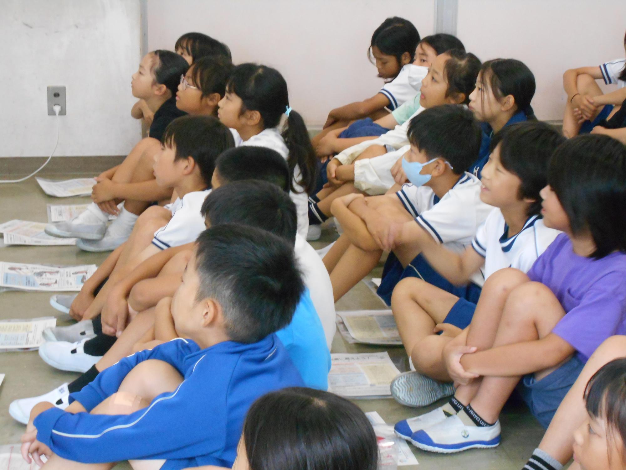 子どもたちは、真剣に話を聞くことができました。