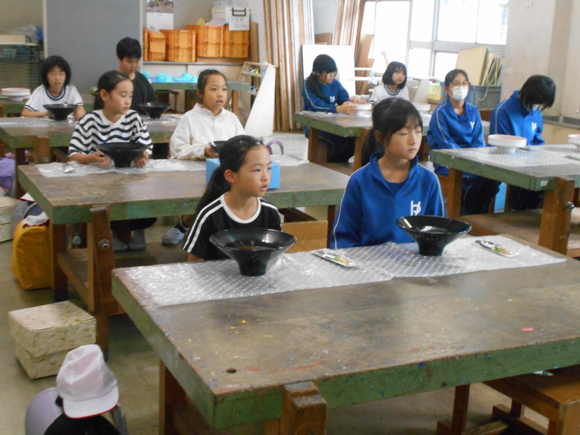 子どもは真剣に聞いています。