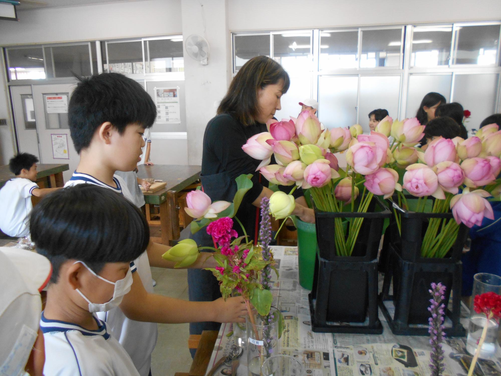 地域のお花屋さんが指導、支援をしてくれます。