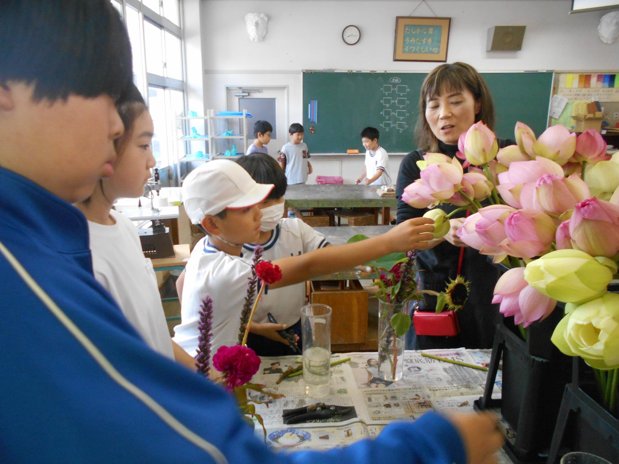子どもが花を選びます。