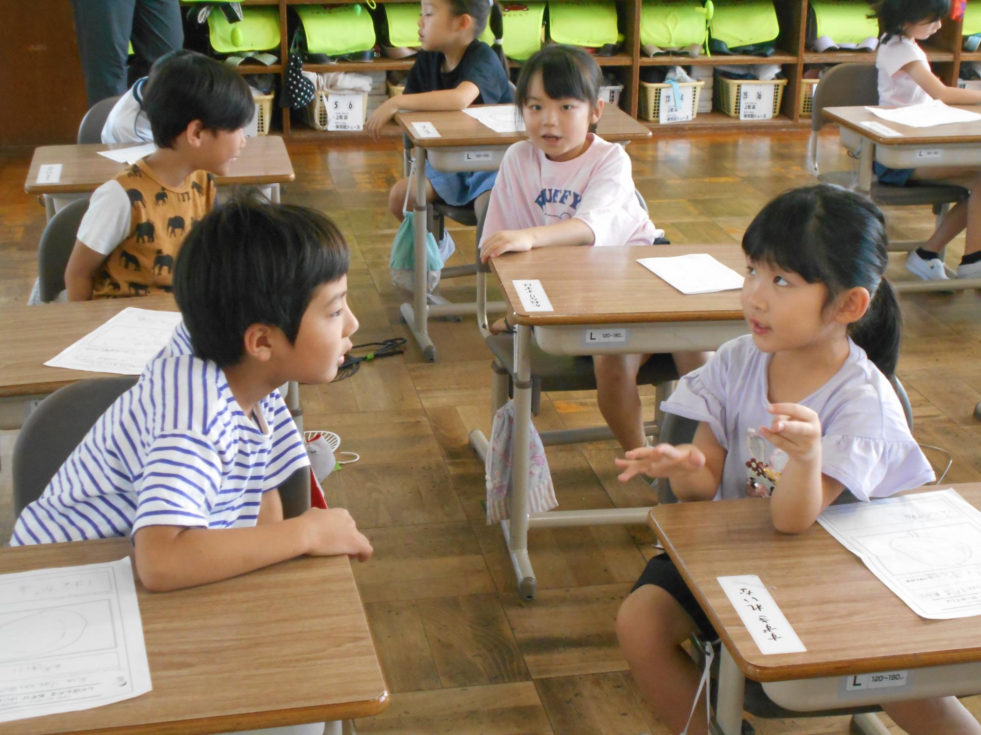 どのようなしゃぼんだまにするか話し合いが始まります。