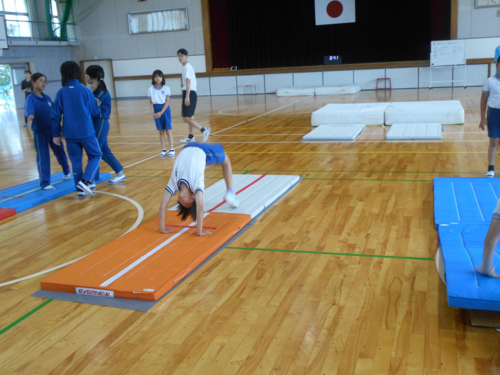 難しい技に挑戦します。