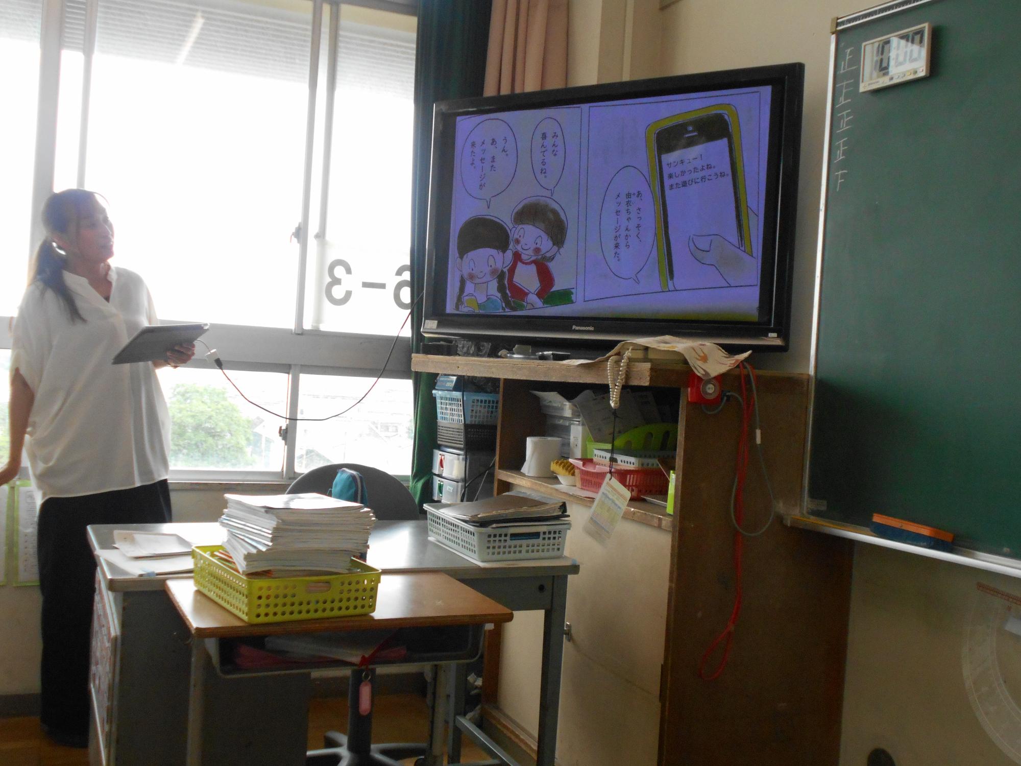 テレビを使い、場面がわかるように工夫されています。