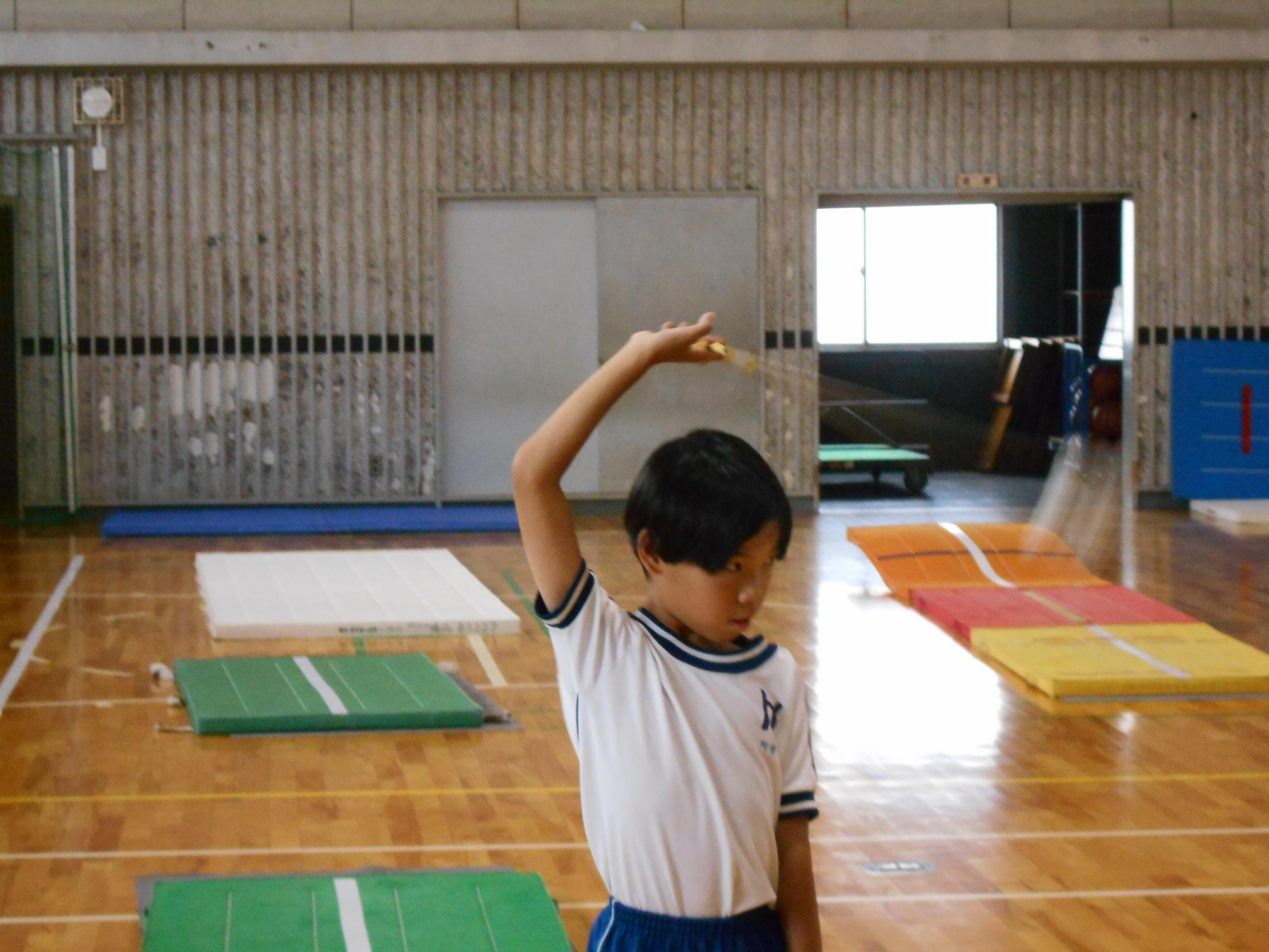 難しい技は片手で確認をします。