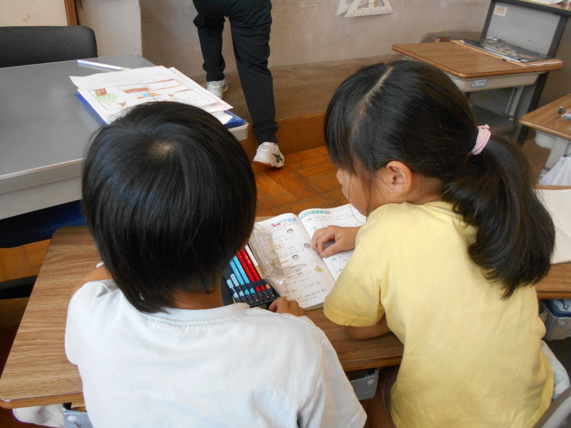 疑問に思ったことをつぶやき、ペア学習が始まります。
