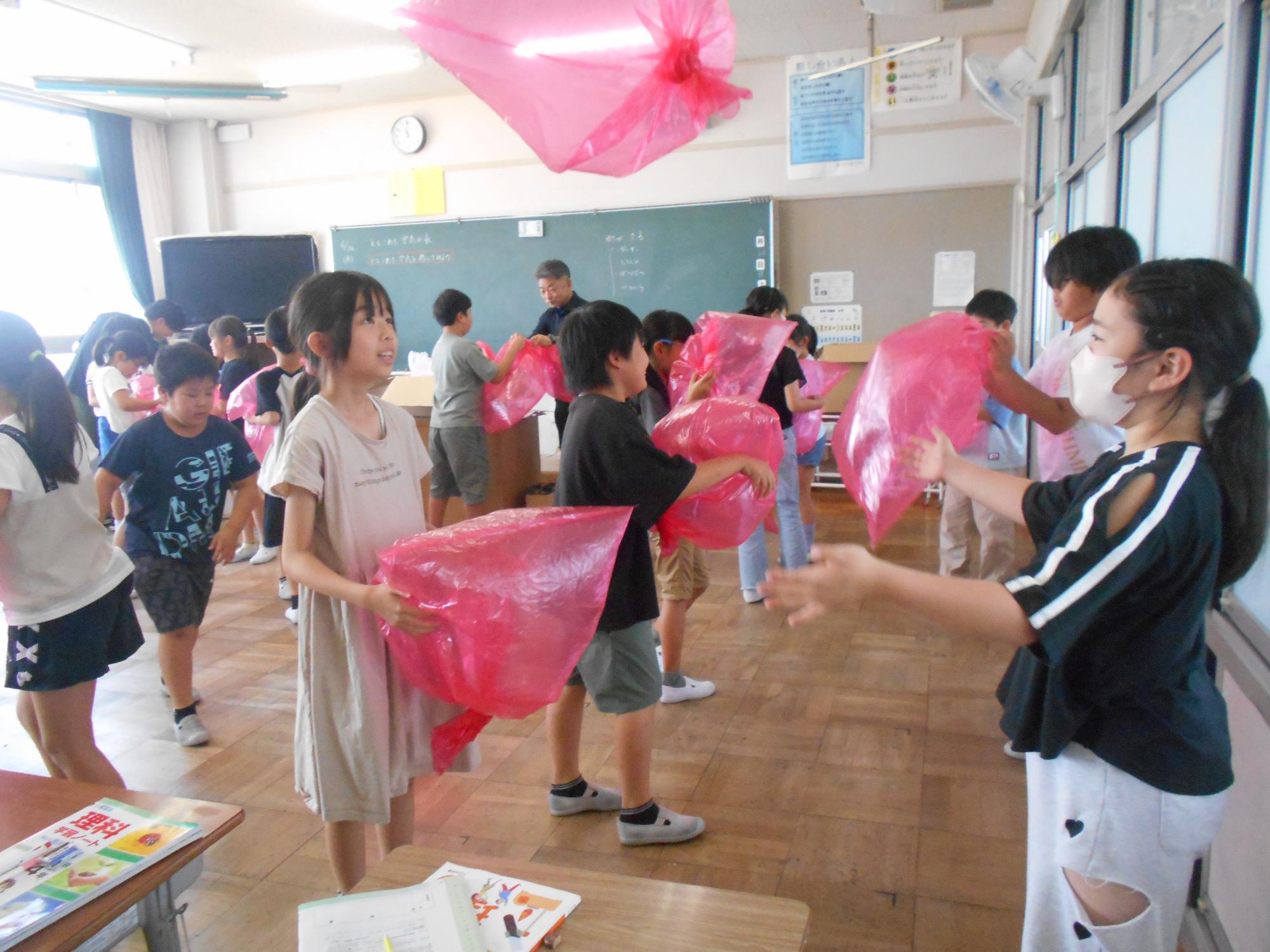 空気を押す