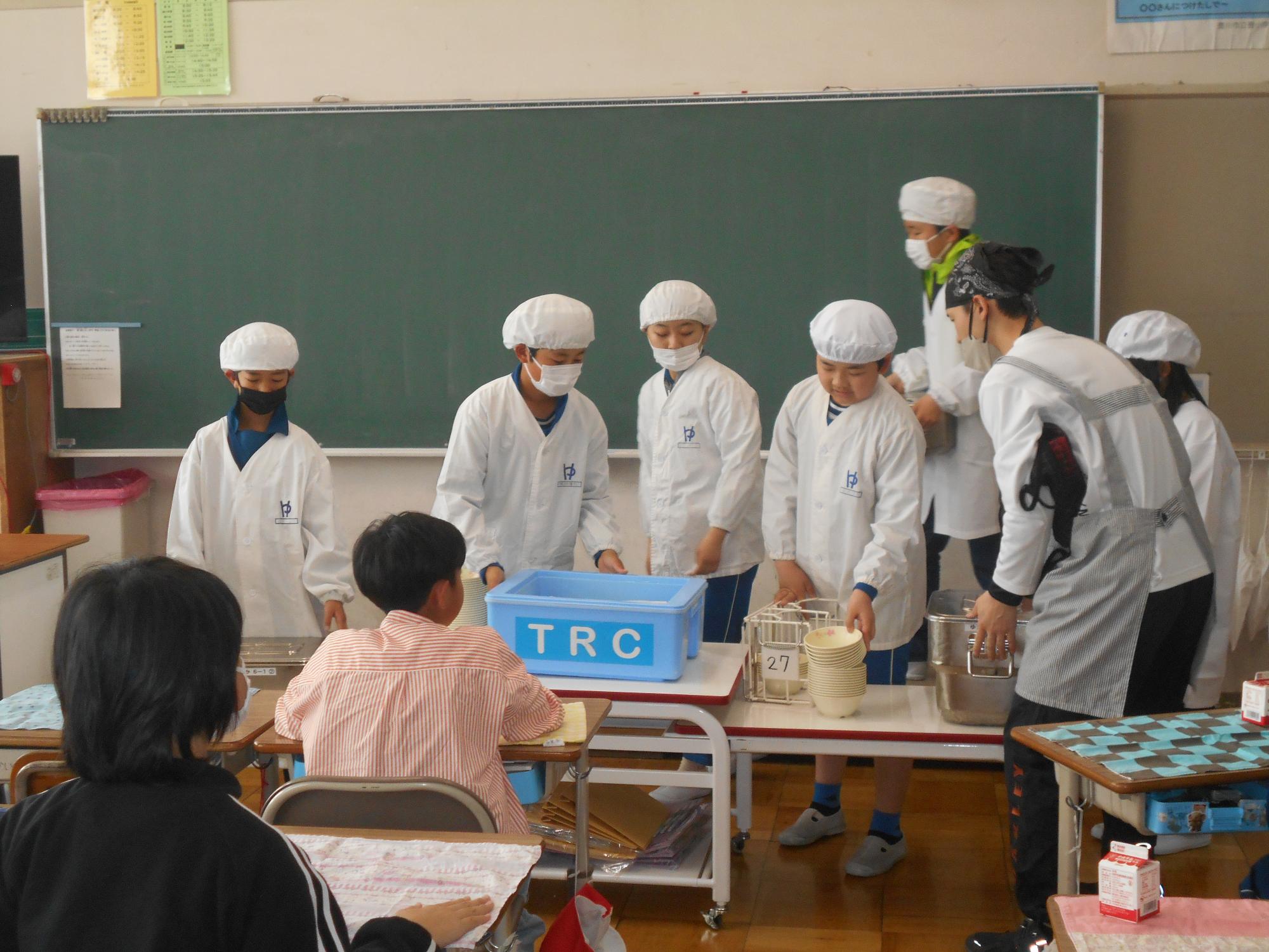 給食当番のみんなで協力して準備します