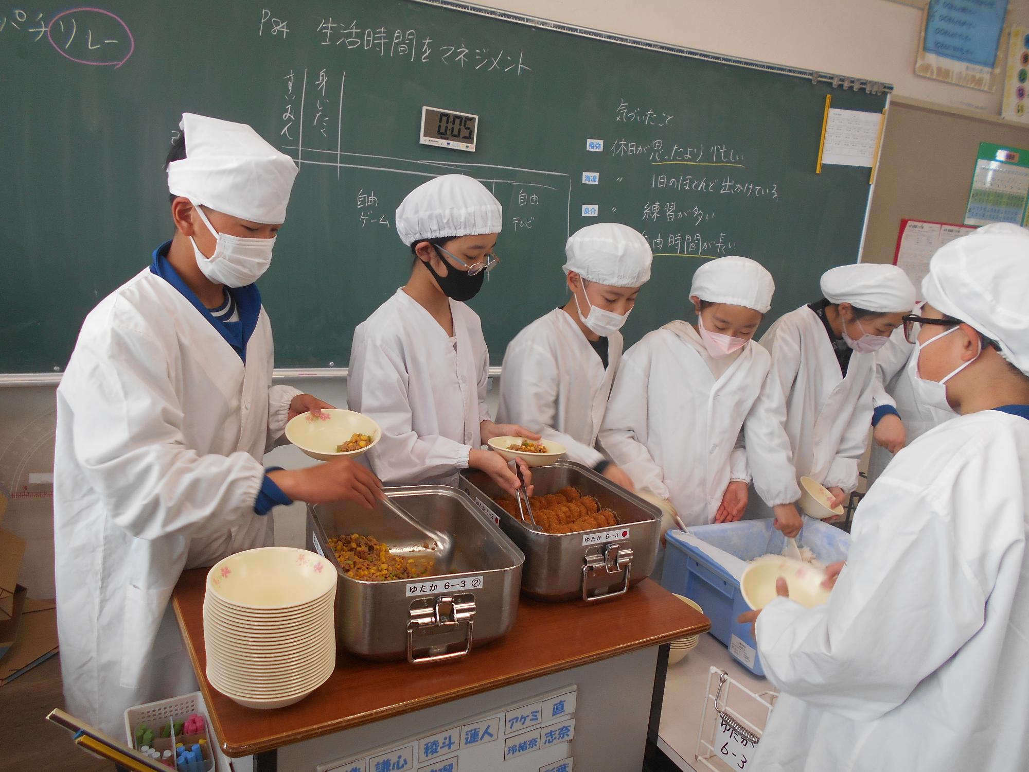 おかず、ごはん、分担して準備します。