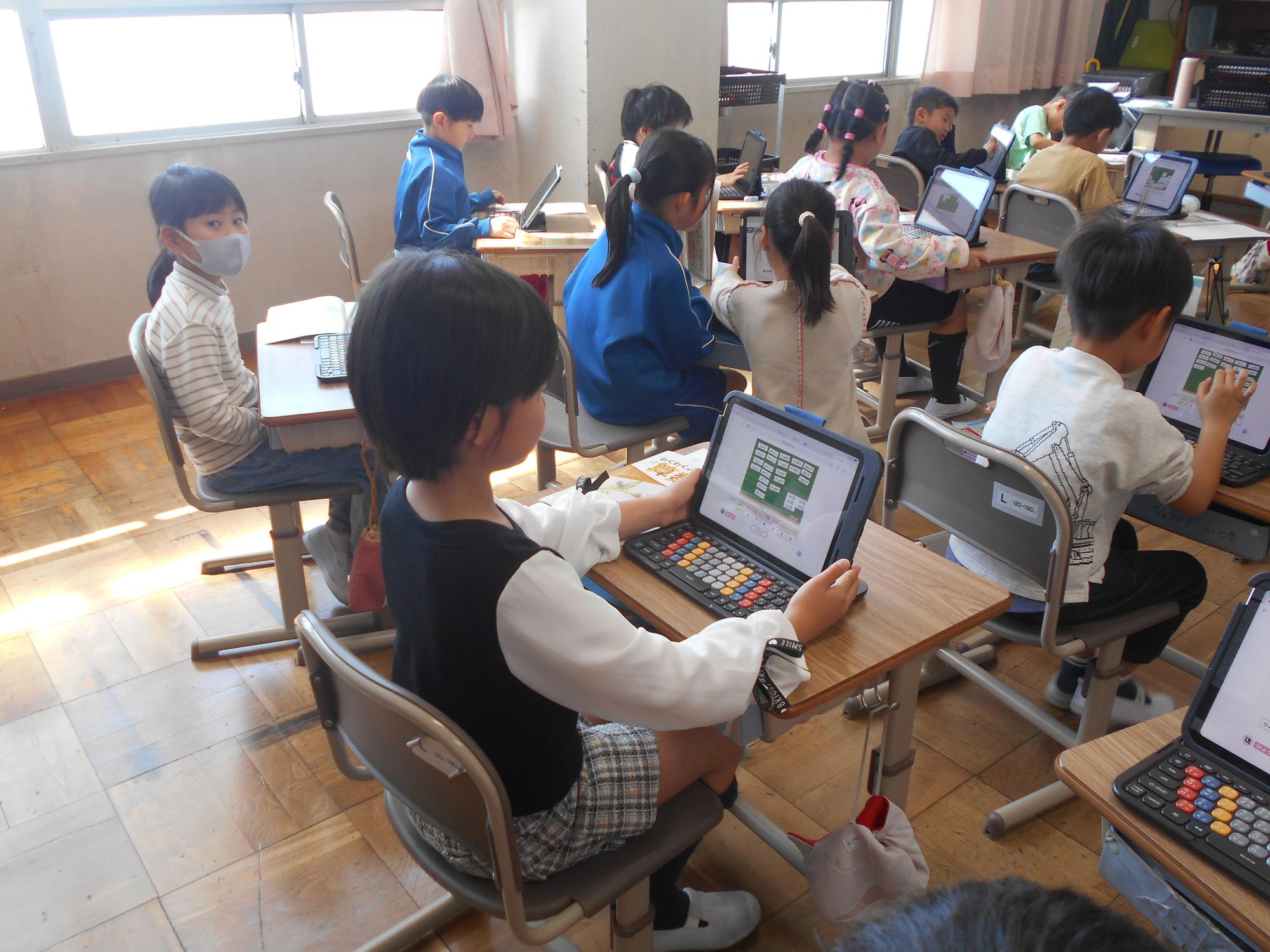 新しい端末を使用して、算数の授業を行っています。
