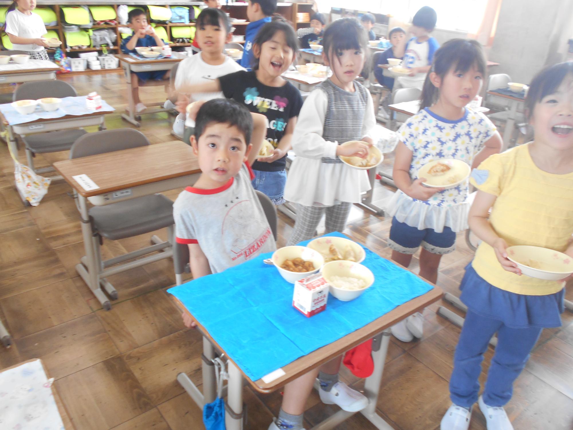 配膳が終わったら席について待ちます。