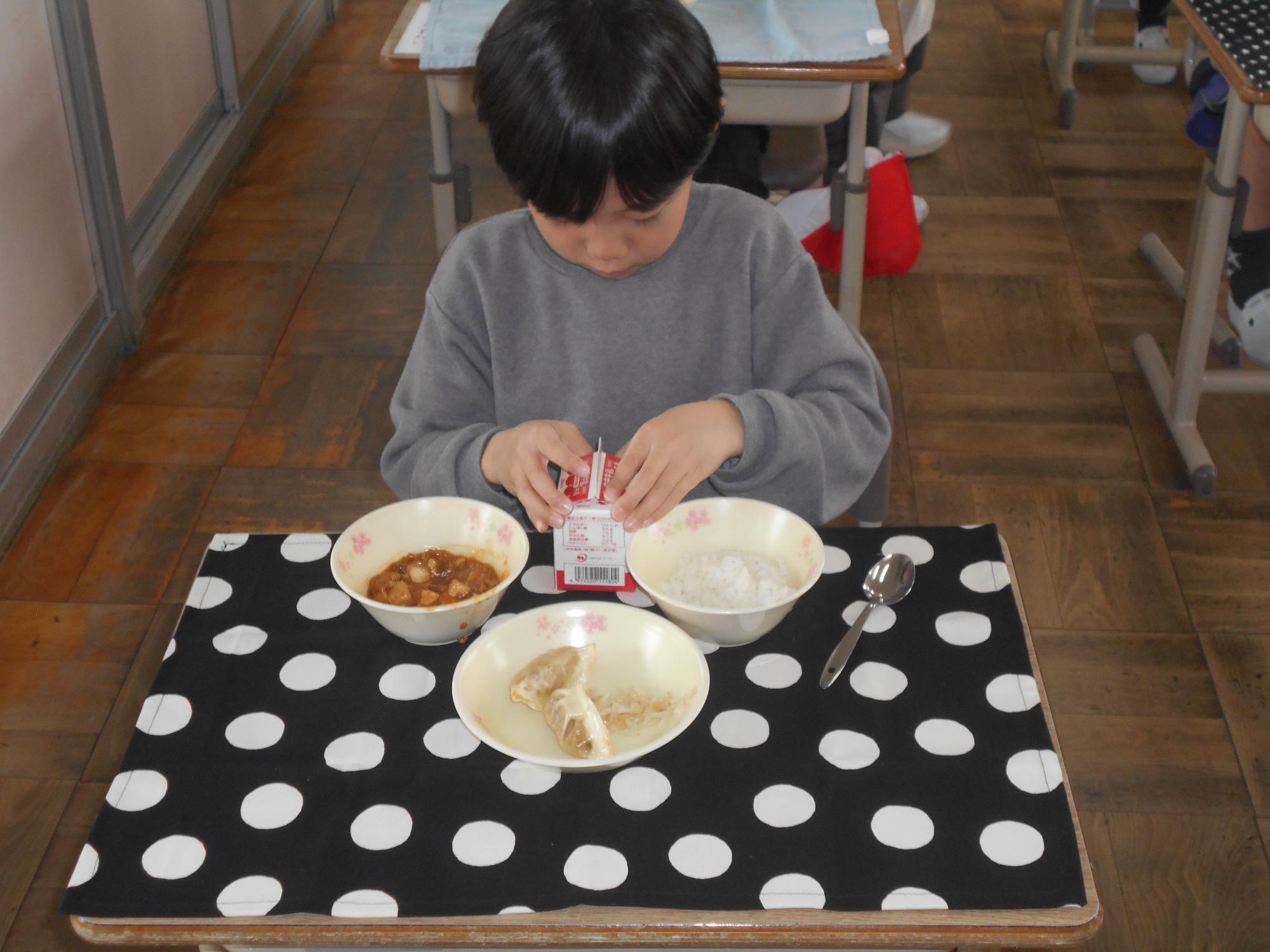 牛乳パックが上手に開けることができるかな。