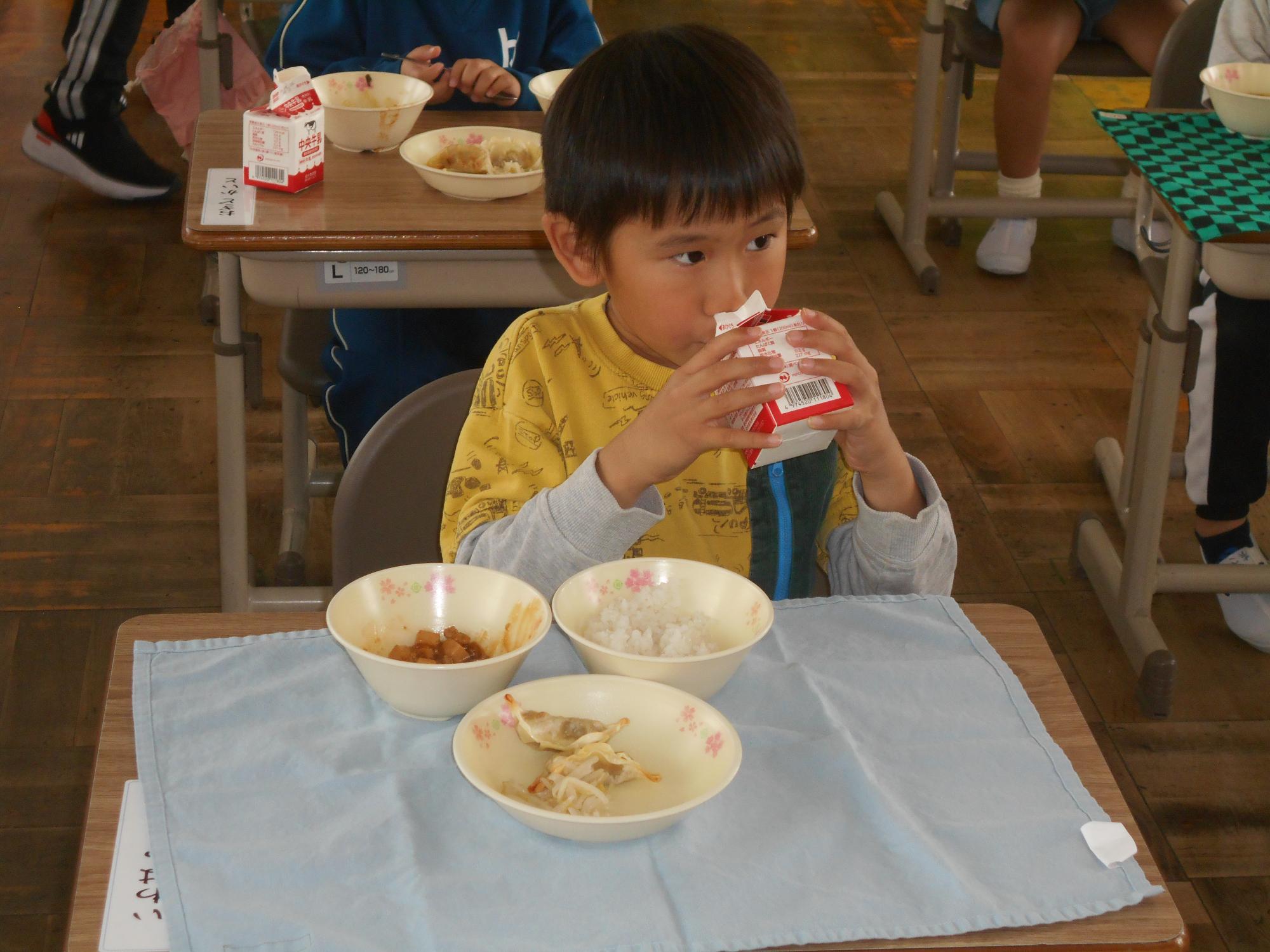 給食はおいしいです。