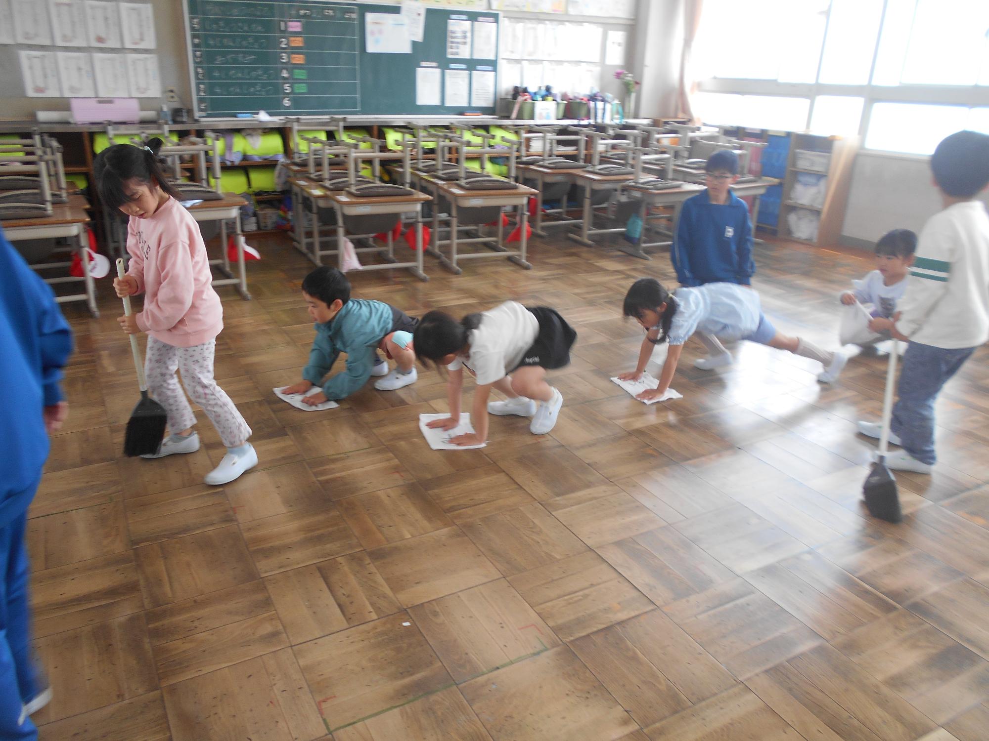 床をはいたり、拭いたりします。