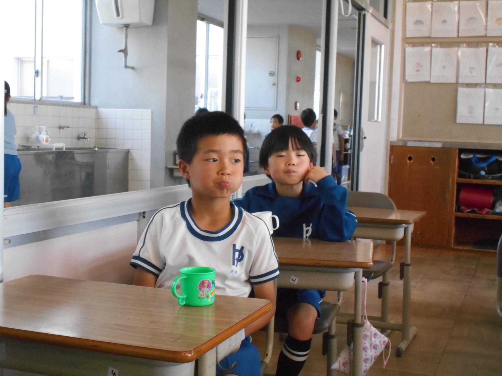 口に含んでうがいをします。