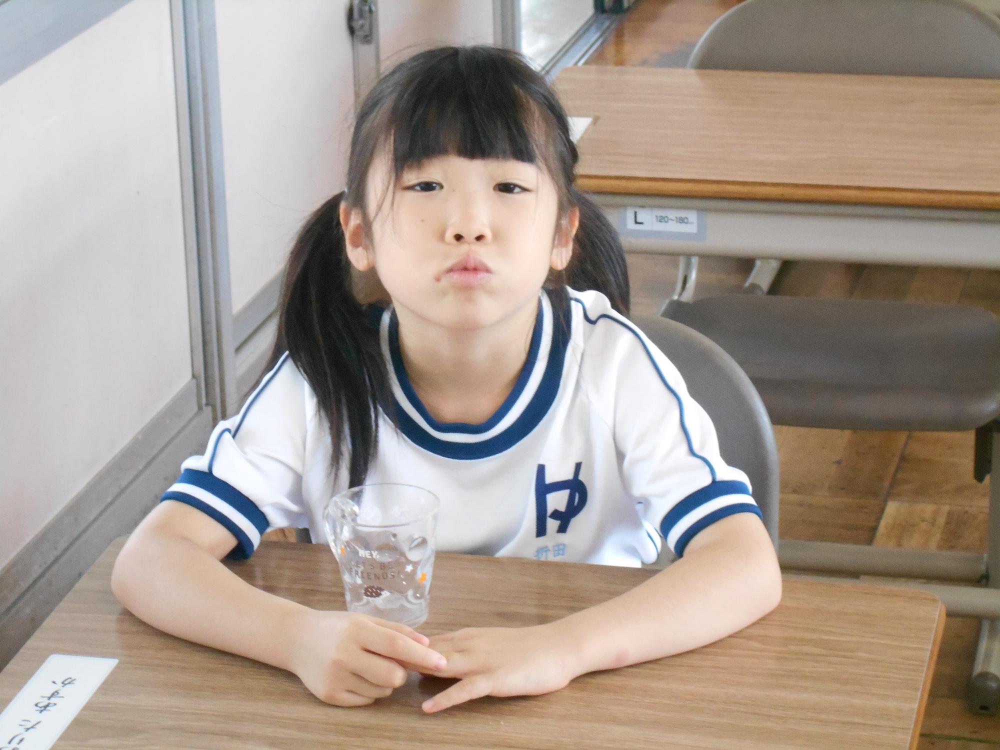 口のなかでうがいをします。