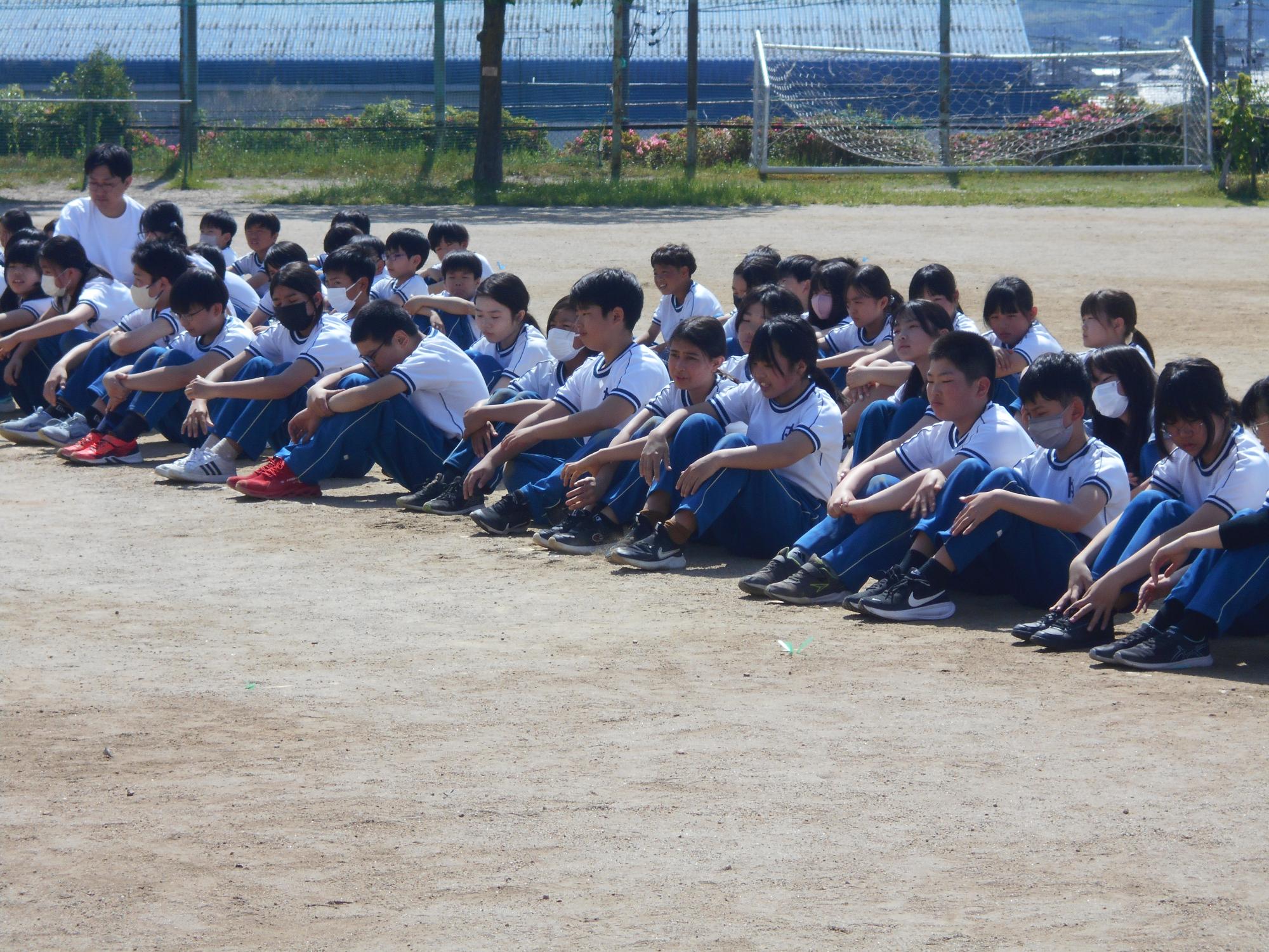 みんな集中して聞いています。
