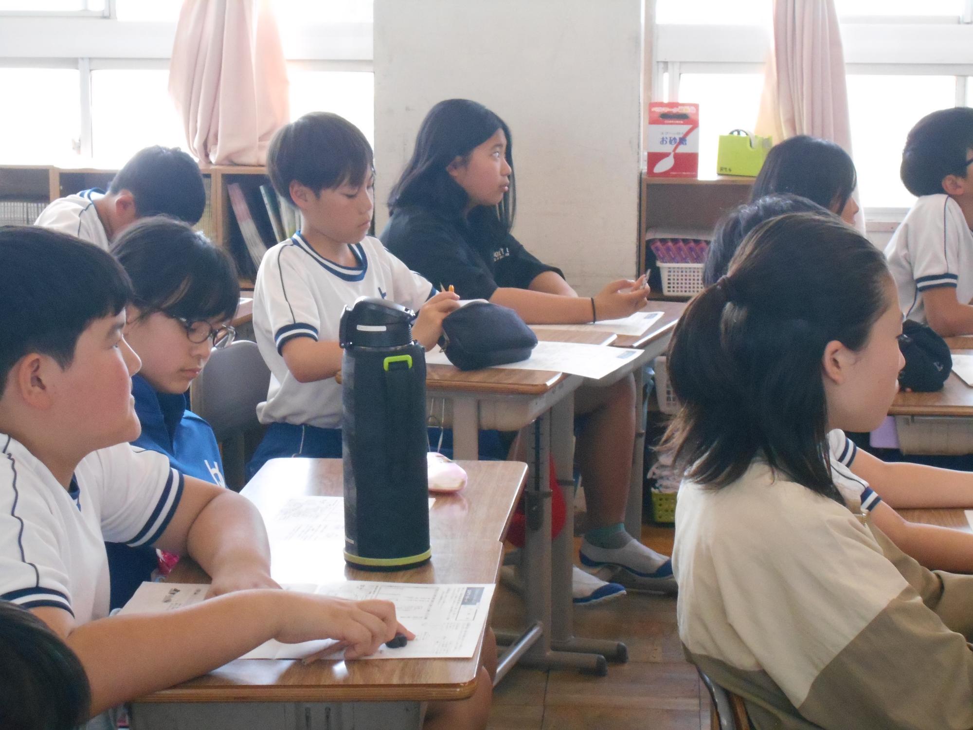みんな真剣に聞いています。