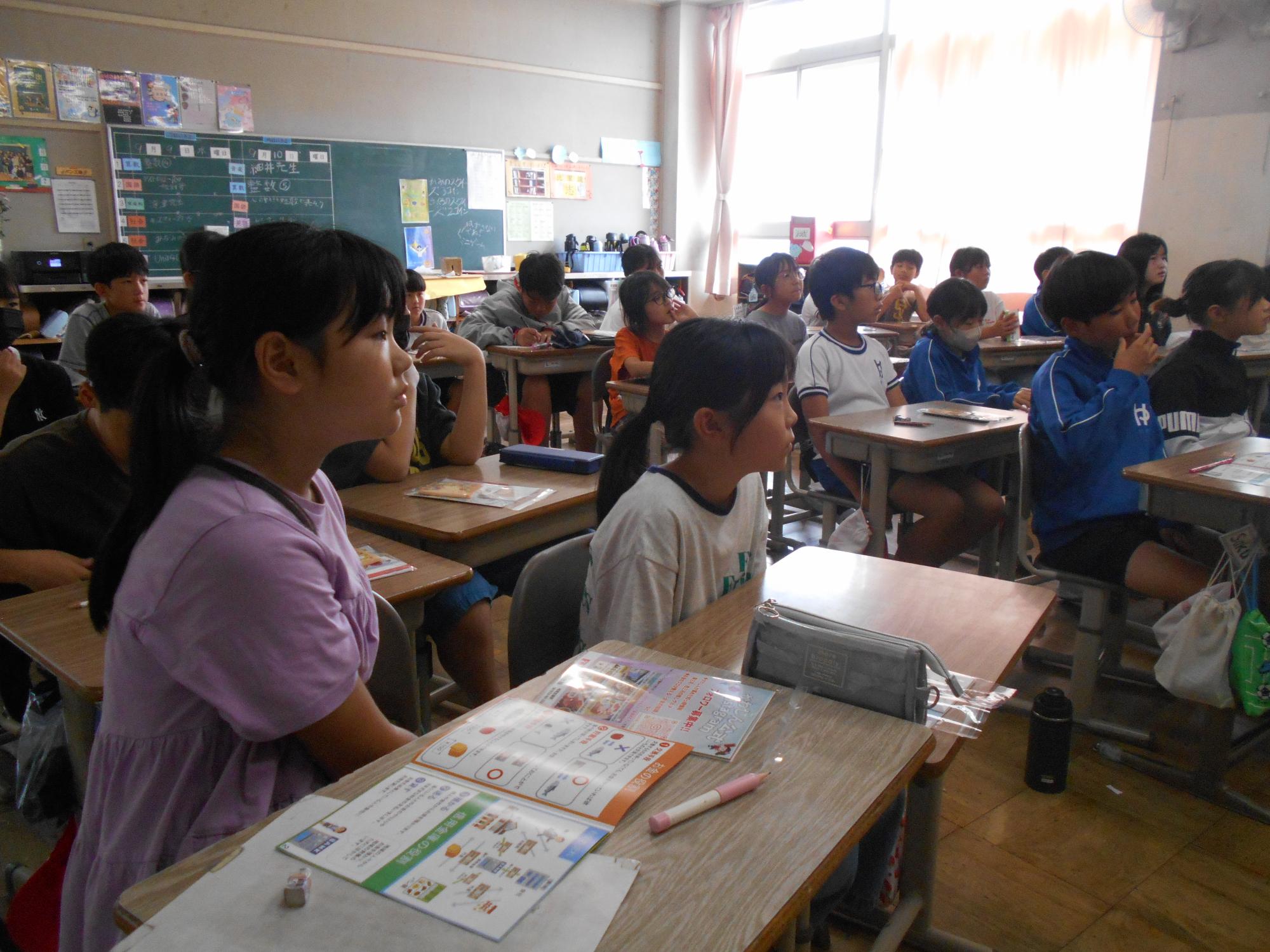 子どもたちは真剣に聞いています。