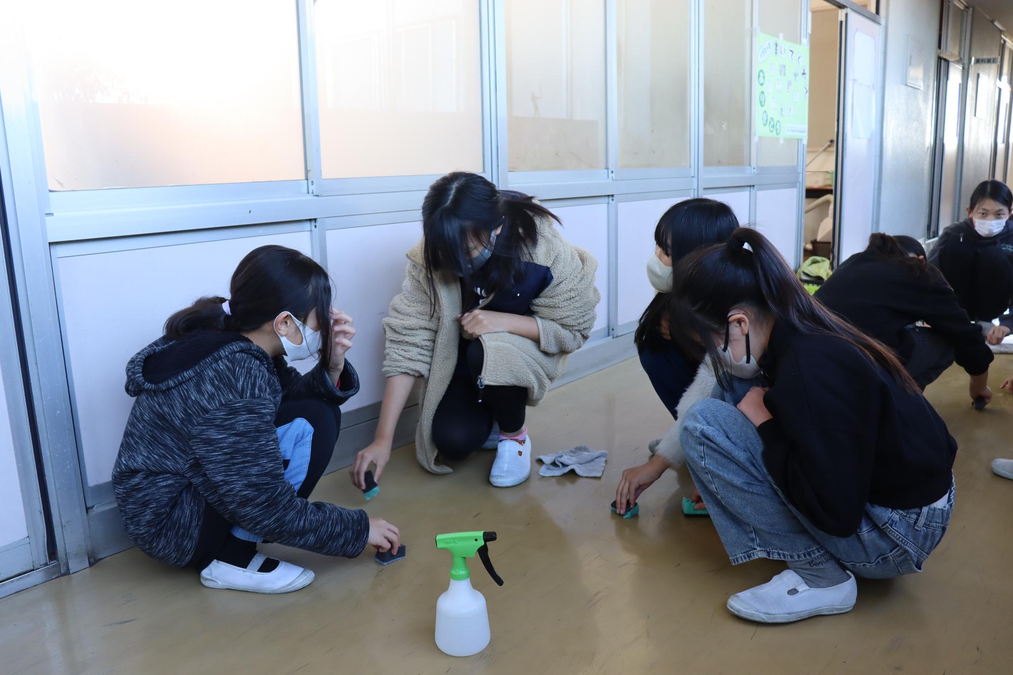 床磨きボランティア