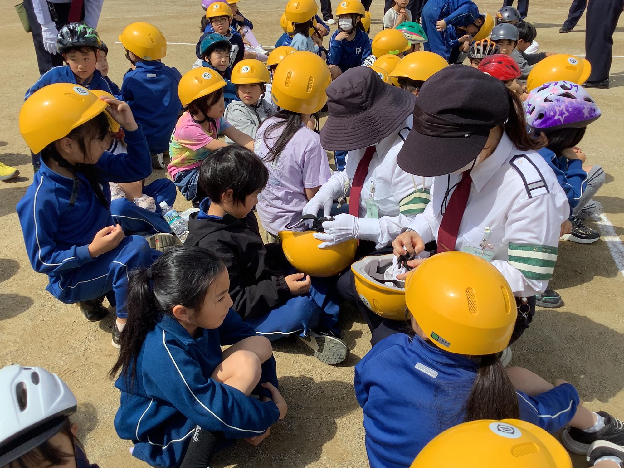 ヘルメットのかぶりかたを教えてくれます。