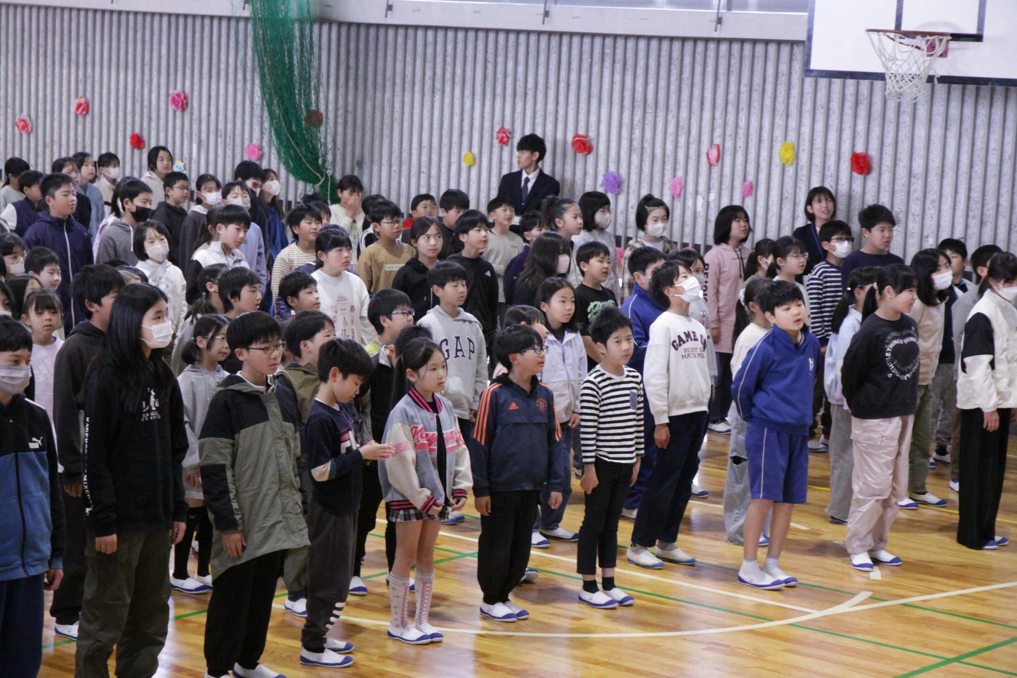 全校生徒で校歌を歌います。