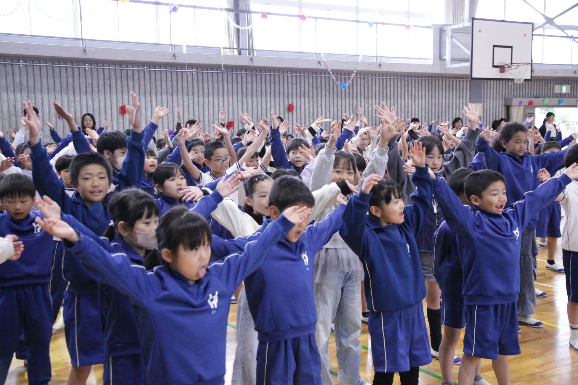 全校で1年生を歓迎します。