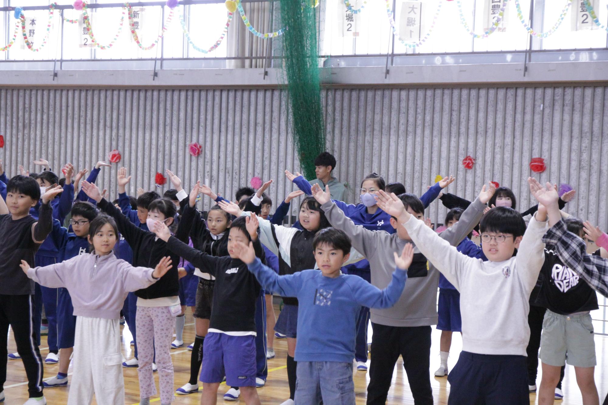 「やぁ」を全校で歌って1年生を迎えます。