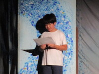 台本を見ながら朗読を行っている様子の写真