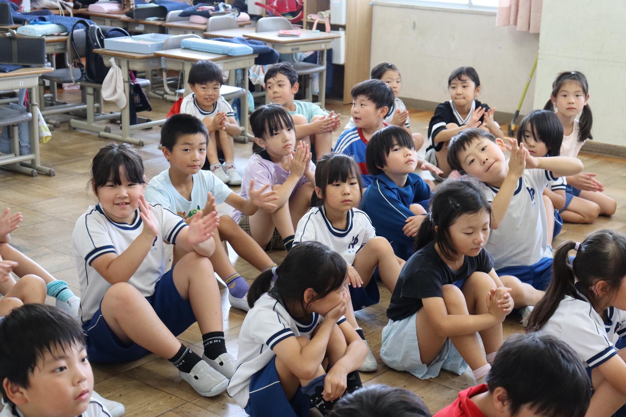 話に引き込まれ、拍手っもでます。