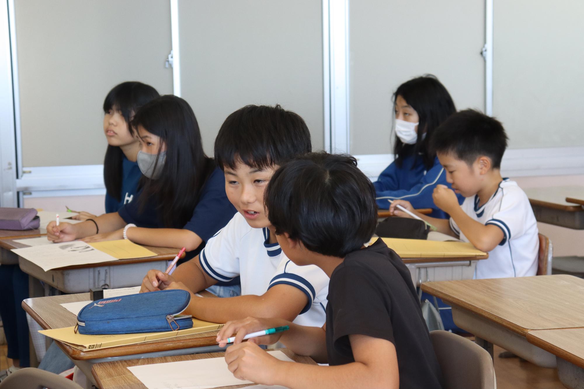課題に対して、思わずペアの子に話しかけます。