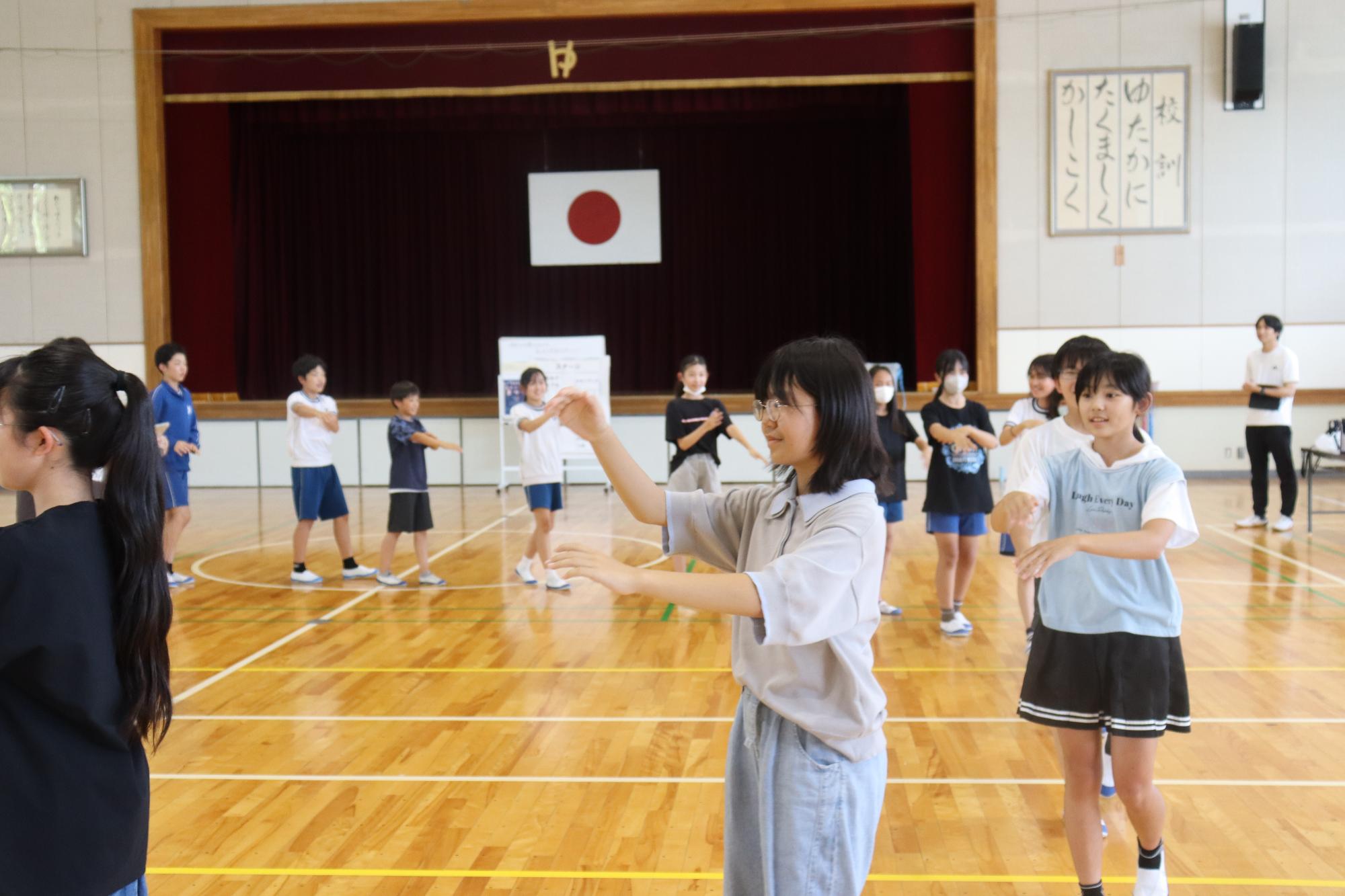 盆踊り練習から始めます。