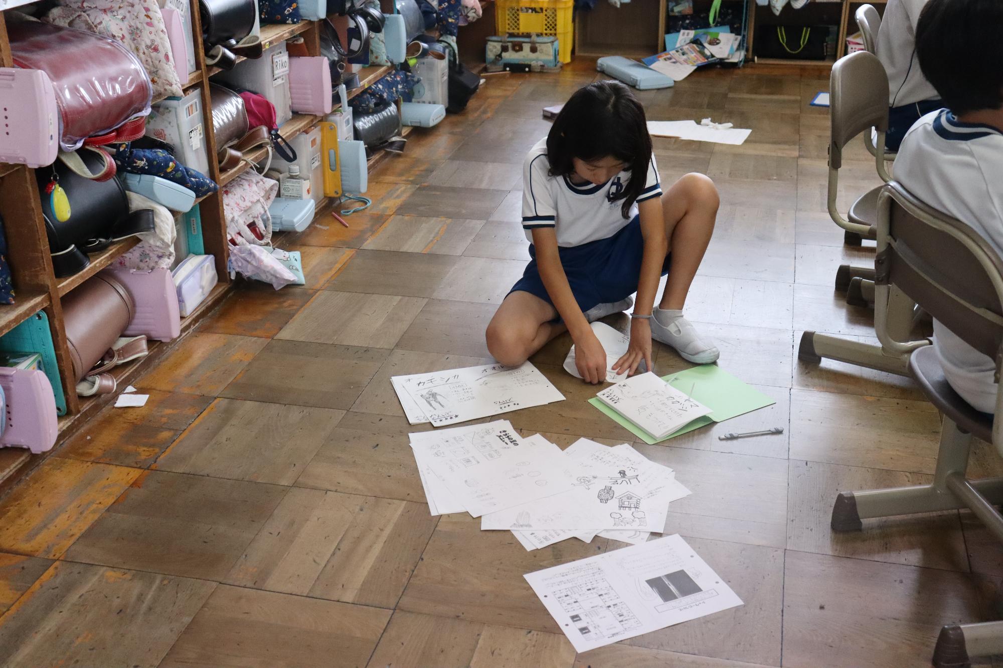 床の上で作業をしています。