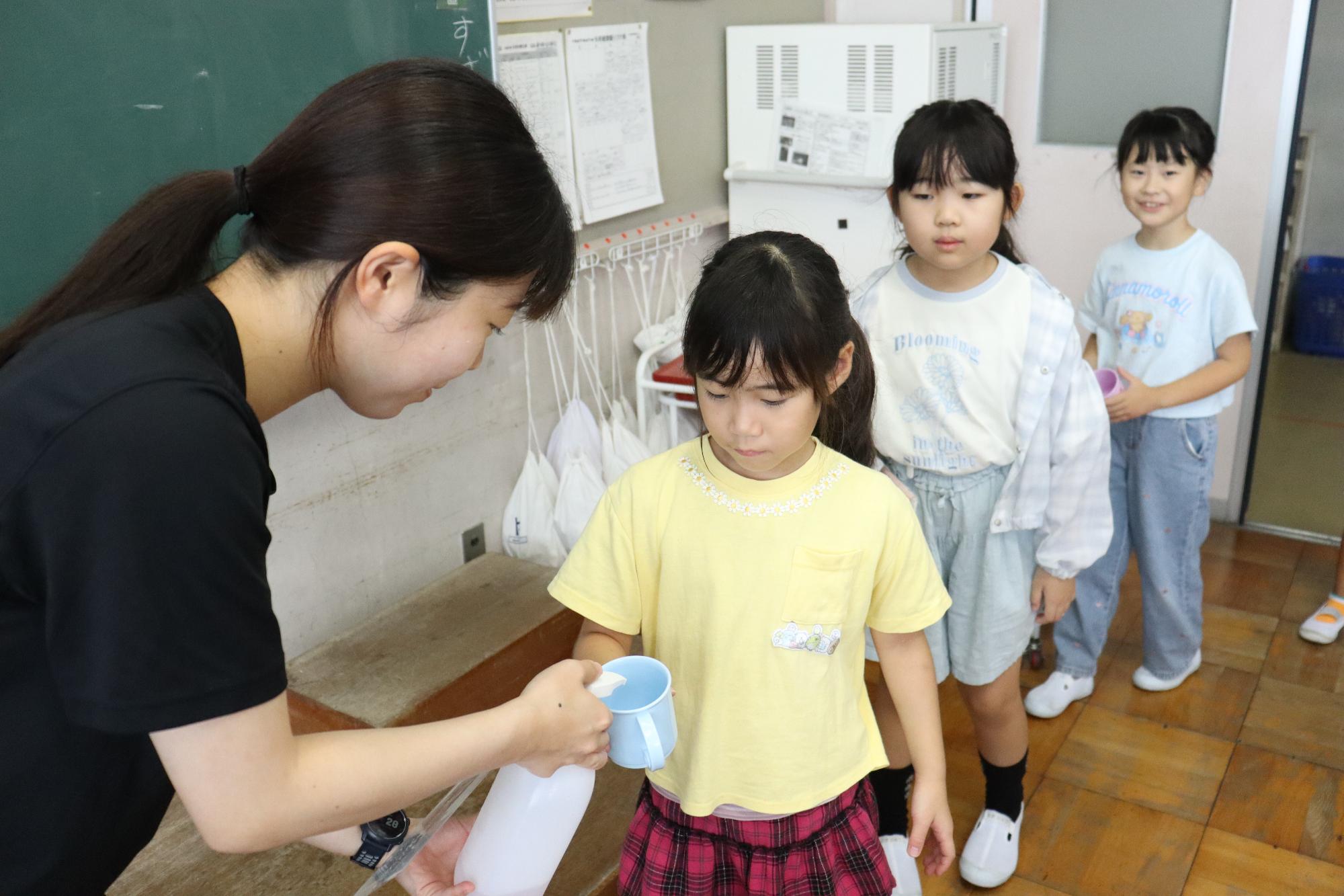 担任の先生が子どもに渡します。