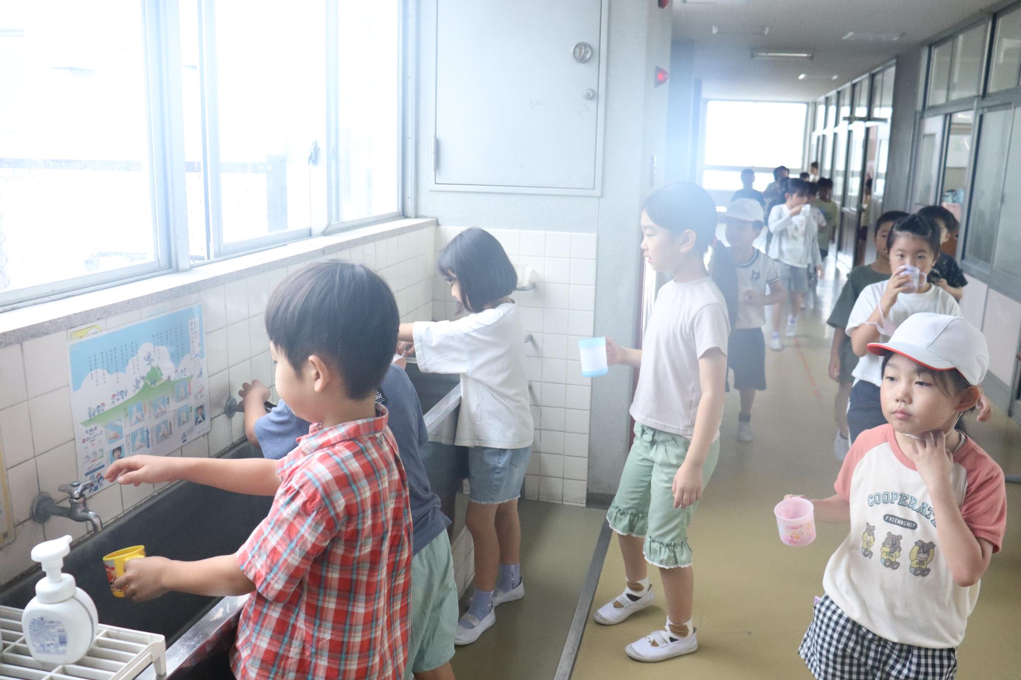 終わったらコップを洗います。