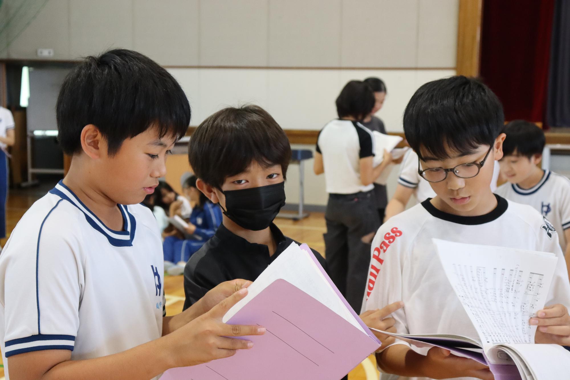 仲間と練習します。