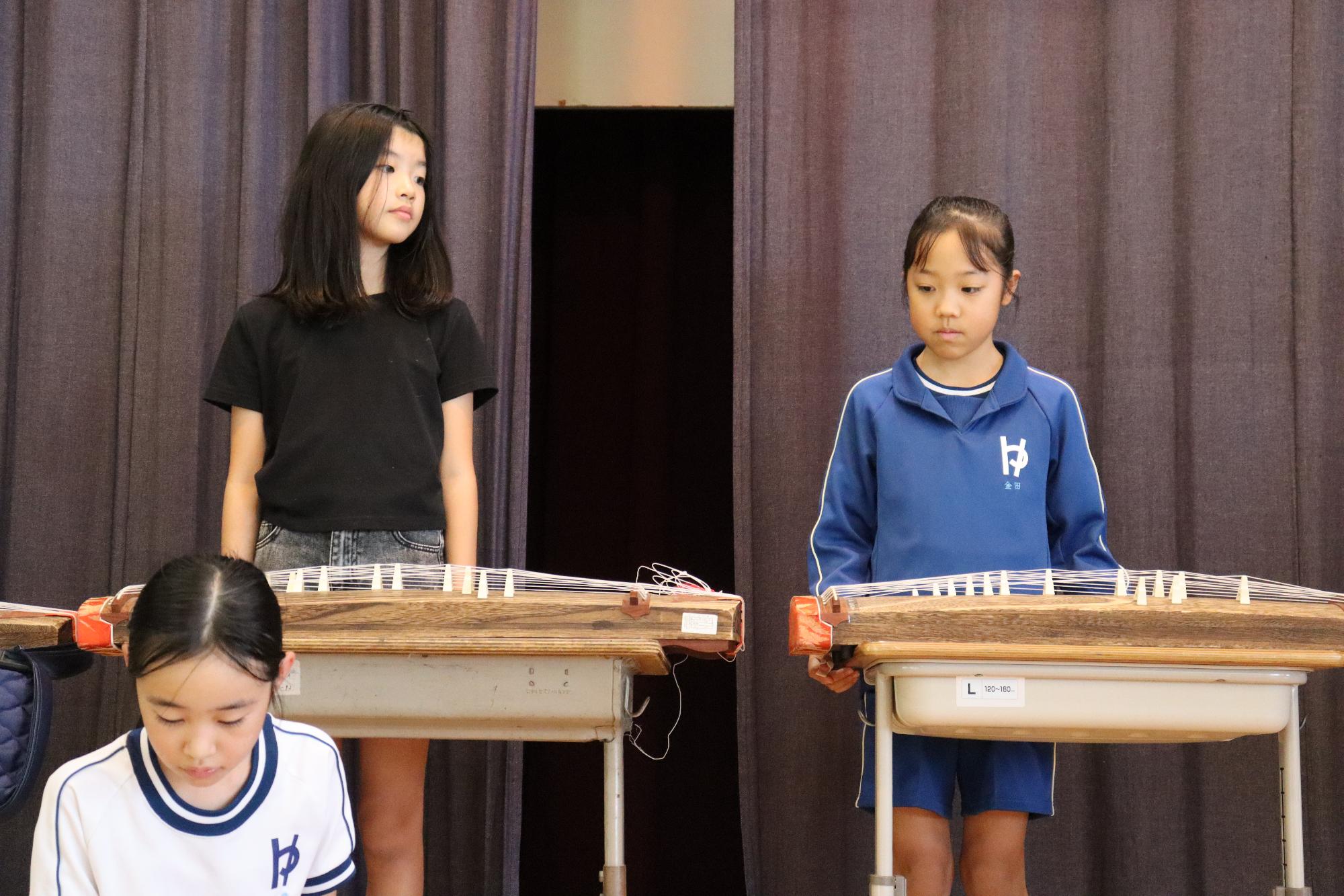 お琴の練習から始まります。