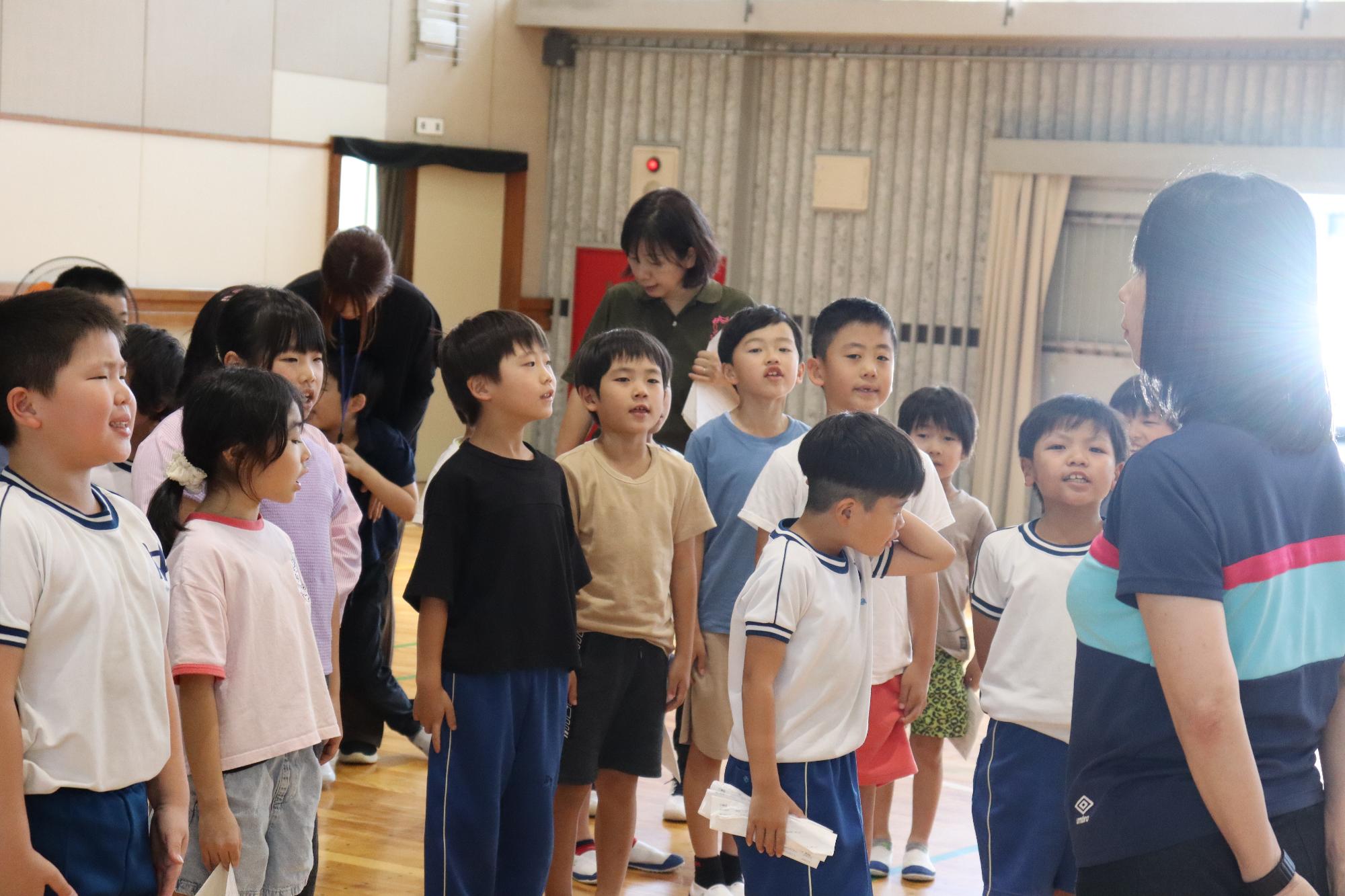 先生の話を聞きます。