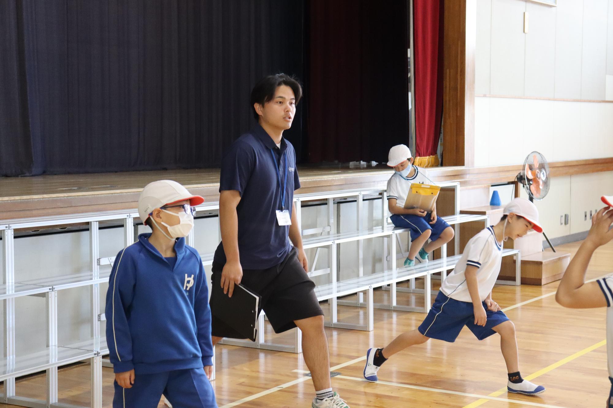 安全面に気を付けながら運動をします。