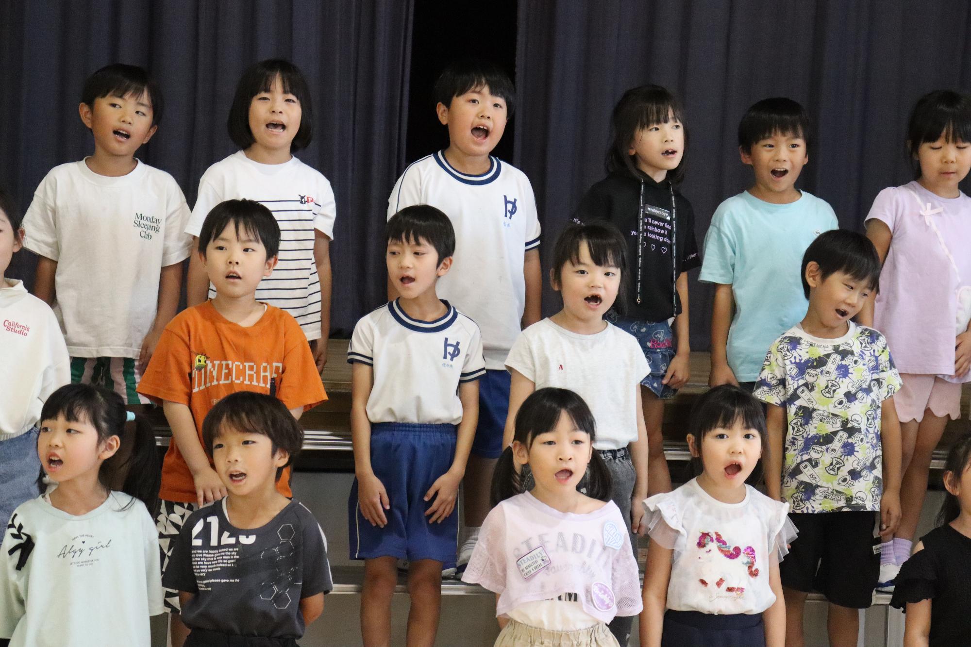 元気に歌います。