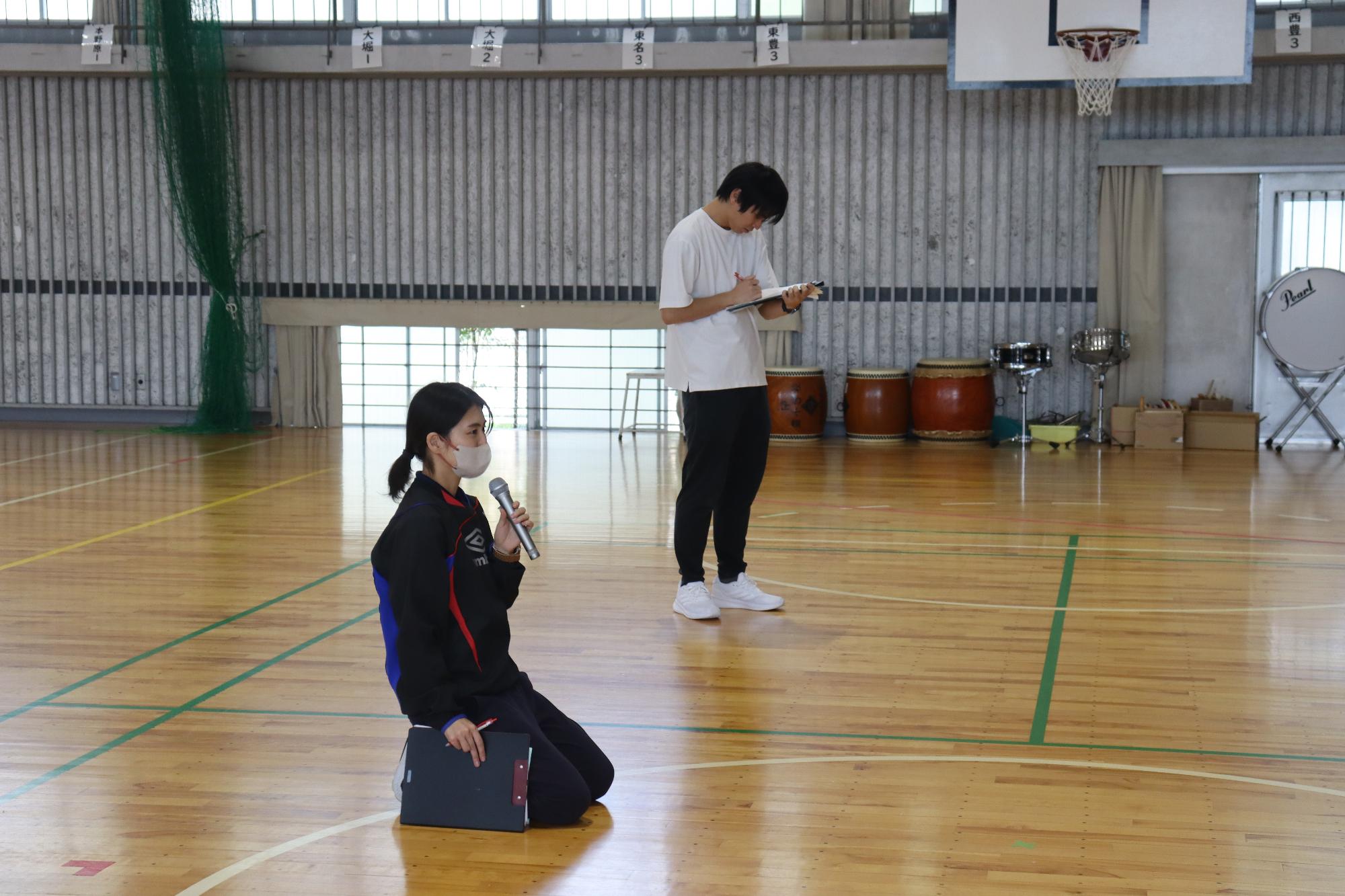 先生のお話を聞きます。