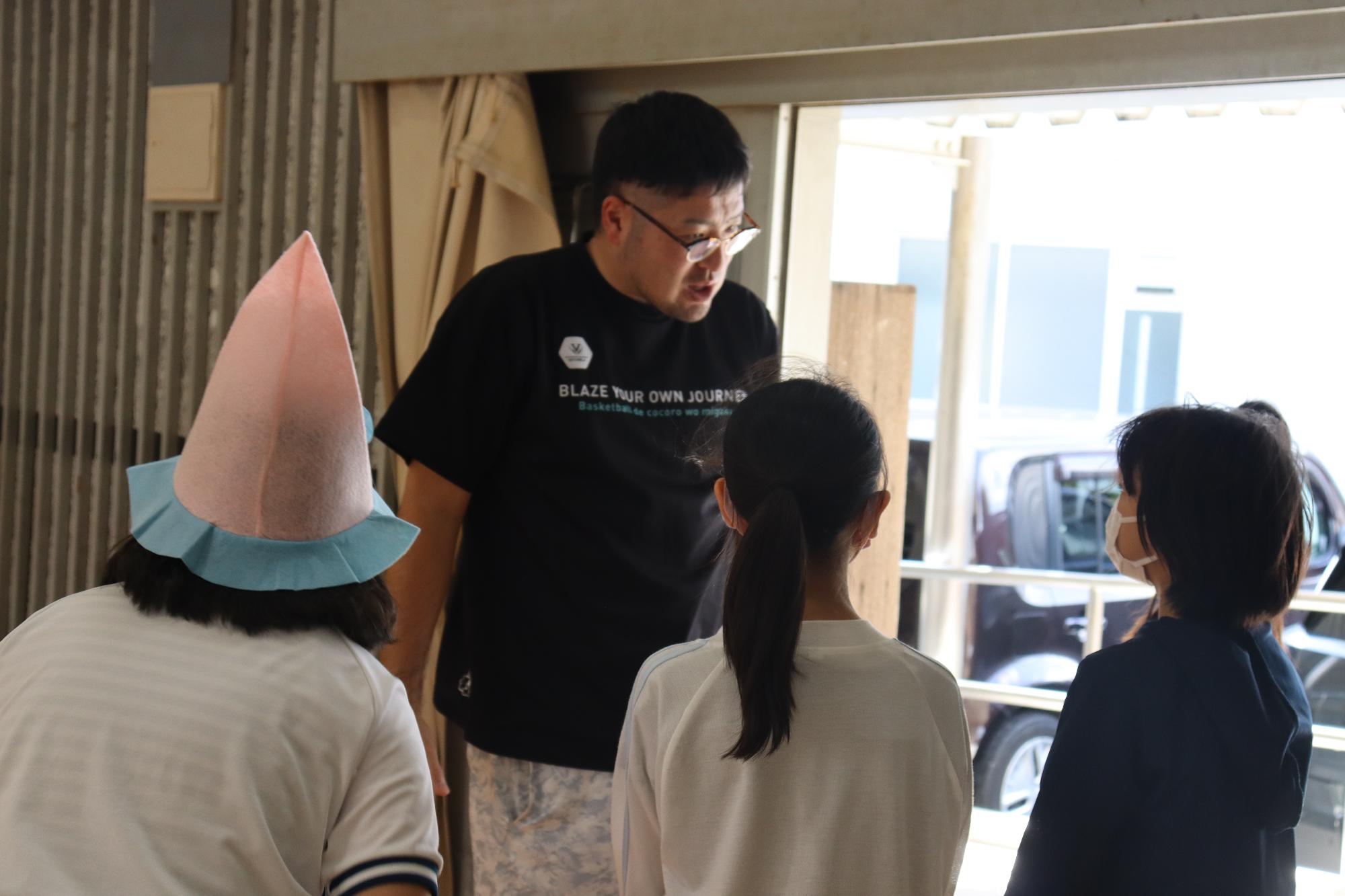 教師が支援をします。
