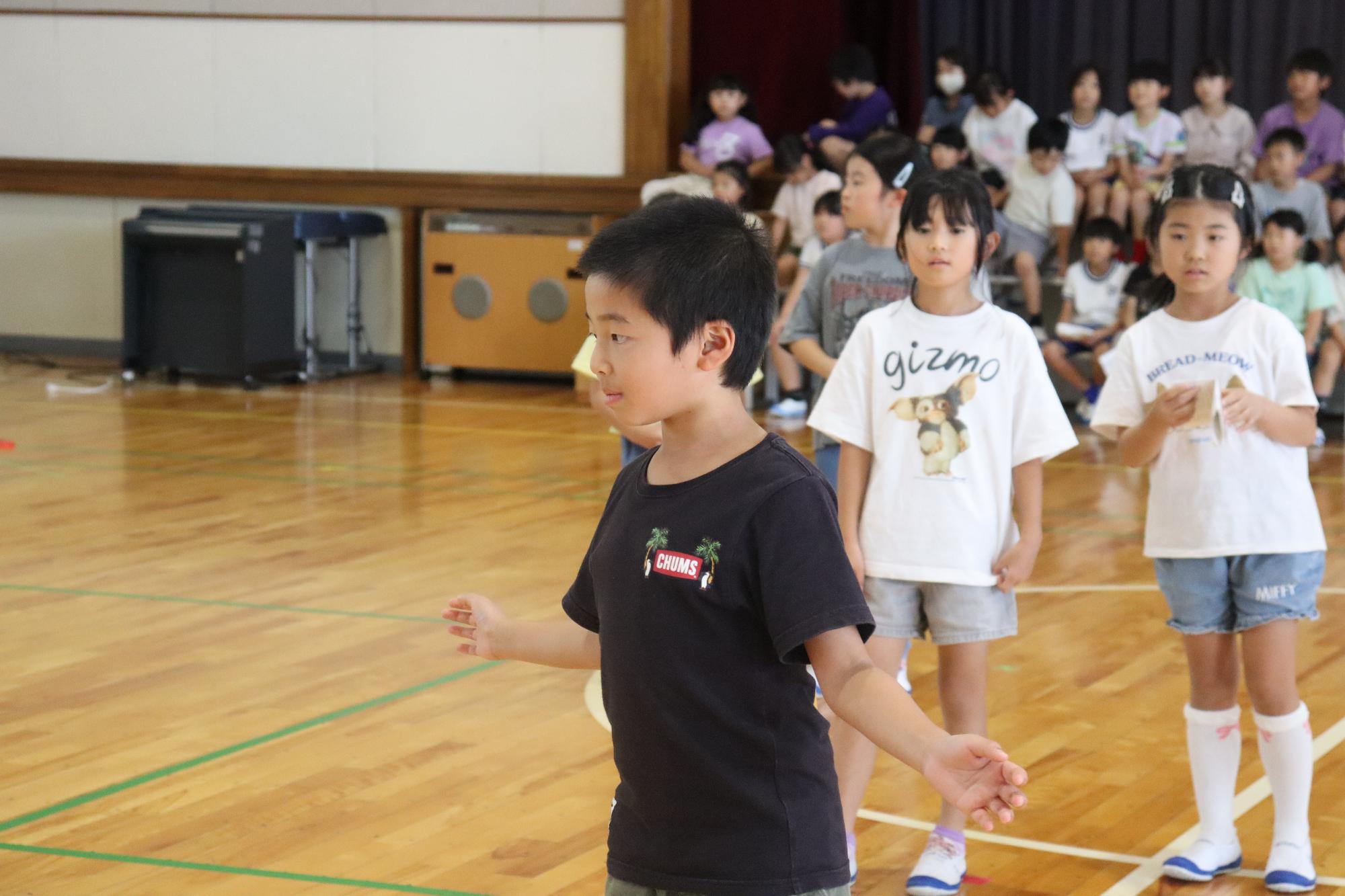 動作も付けます。