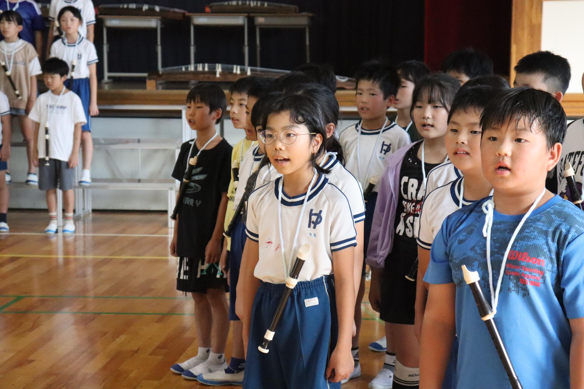 大きな声で歌います。
