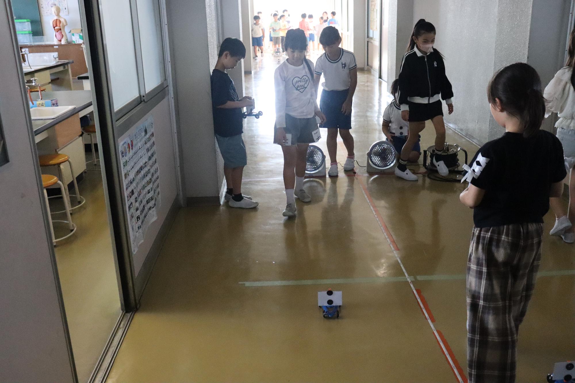 遠くへ進めるように工夫します。